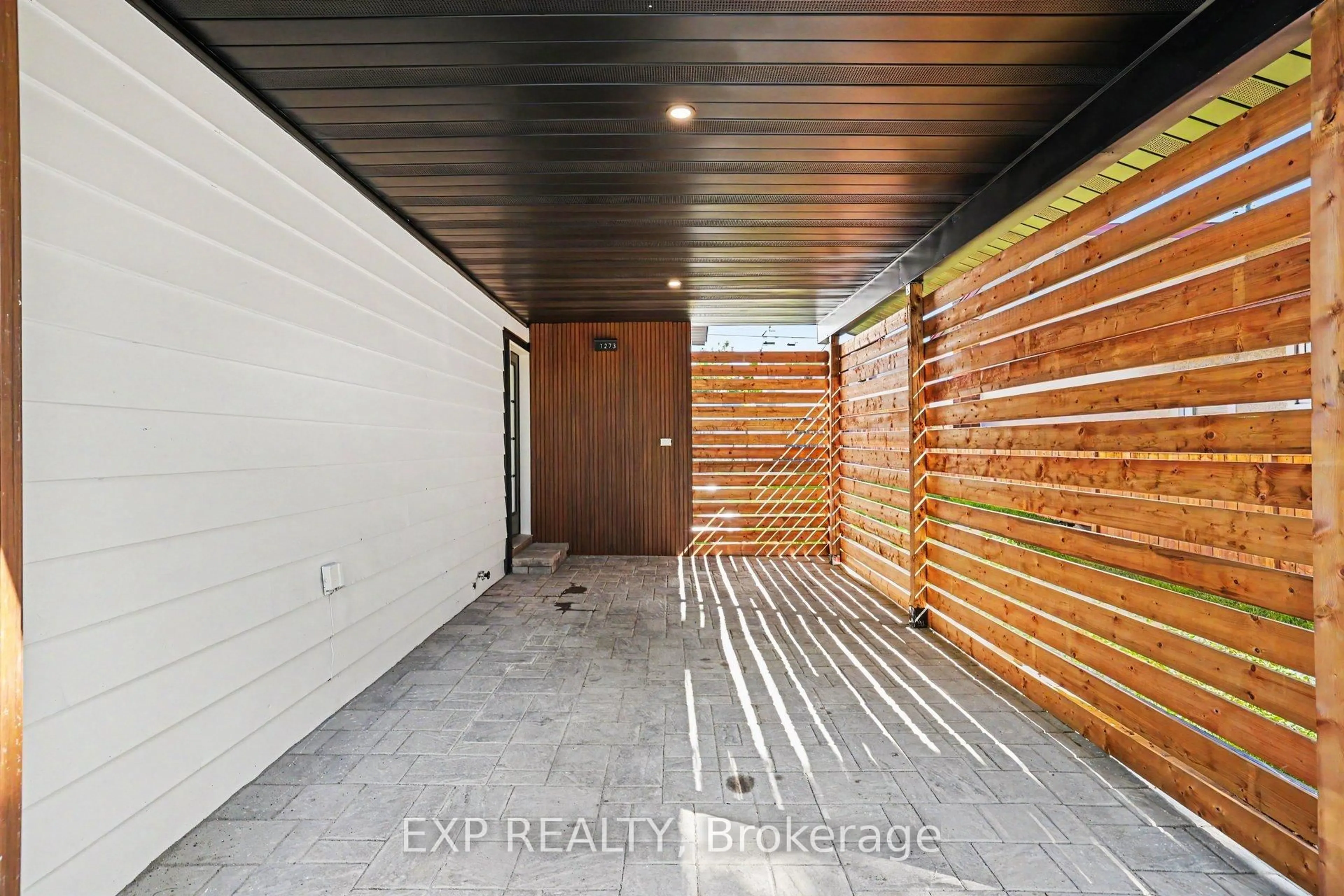 Indoor entryway for 1273 Ridgemont Ave, Ottawa Ontario K1V 6E4
