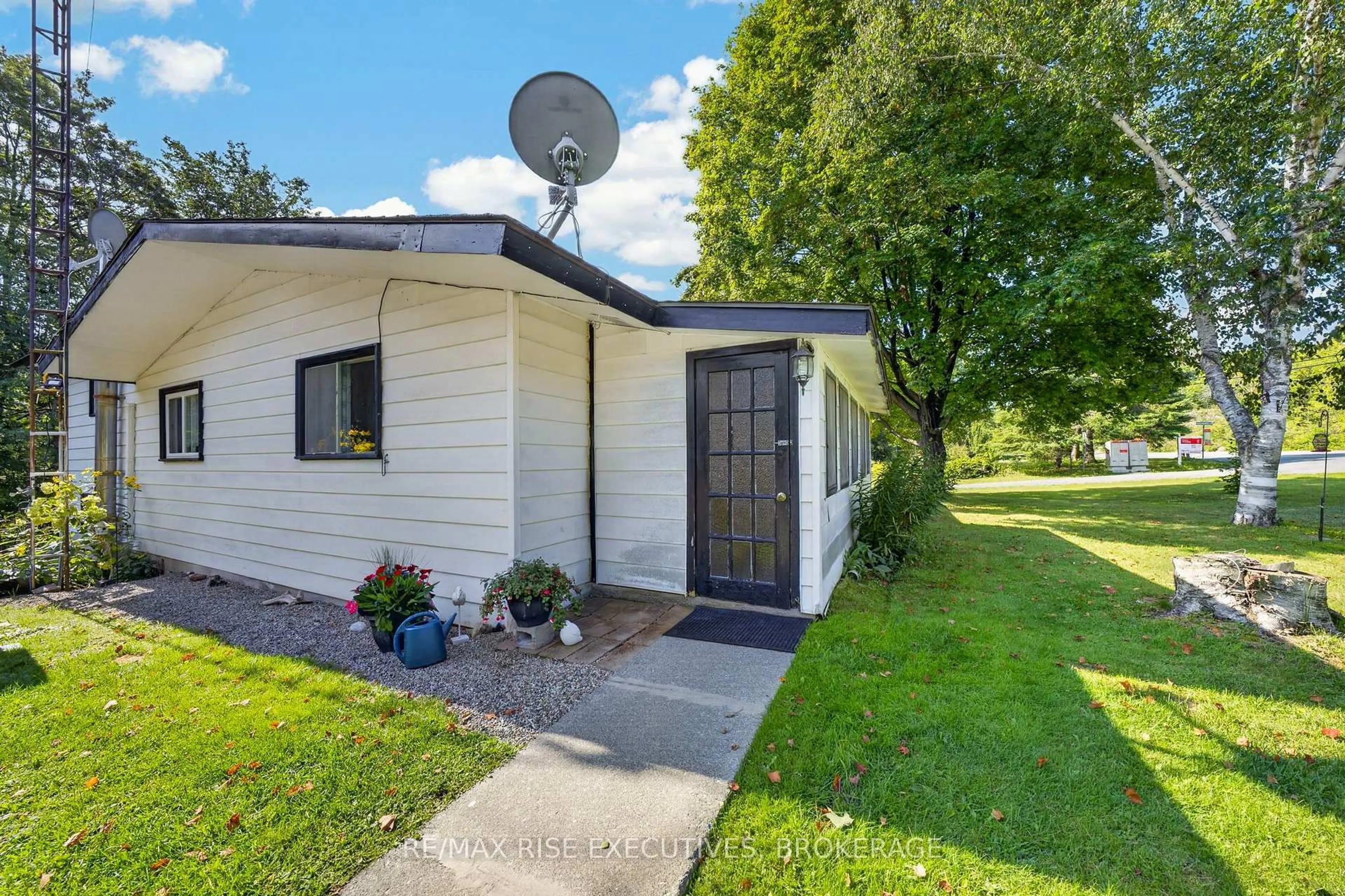 A pic from outside/outdoor area/front of a property/back of a property/a pic from drone, street for 6900 Perth Rd, Perth Road Ontario K0H 2L0