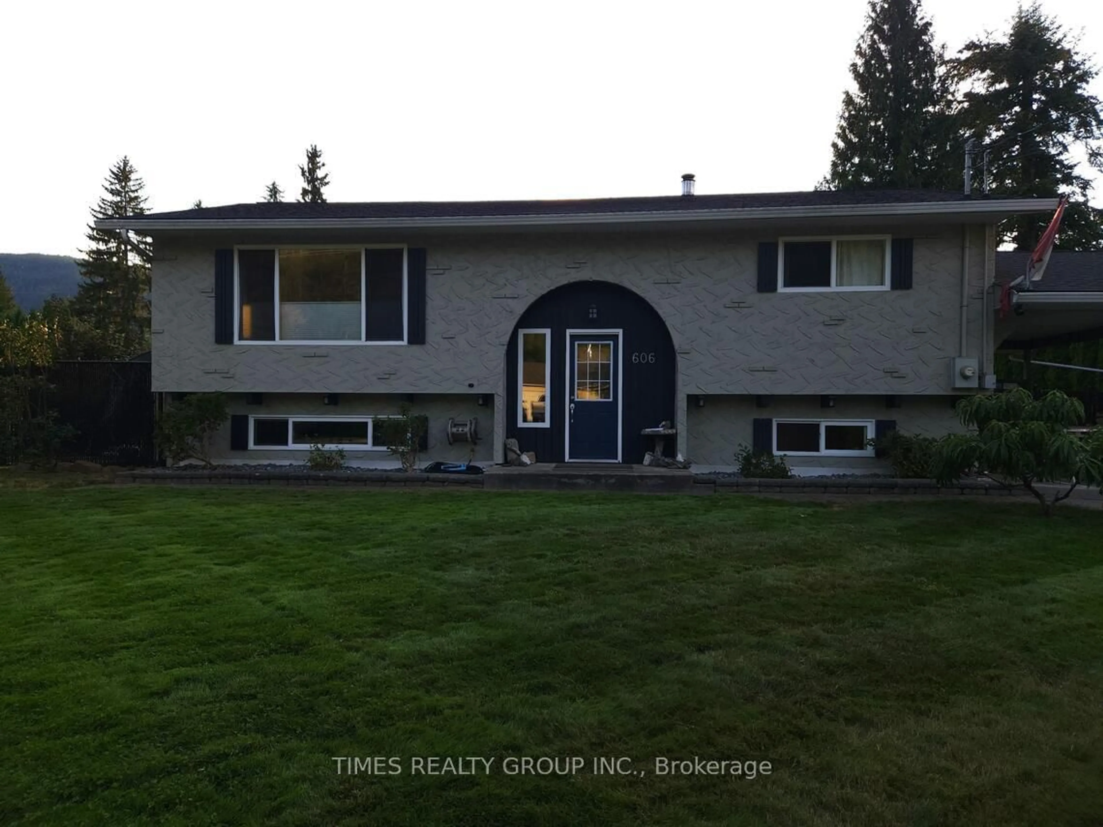 Home with vinyl exterior material, street for 606 Gillis Ave, Out of Area British Columbia V0E 2V0