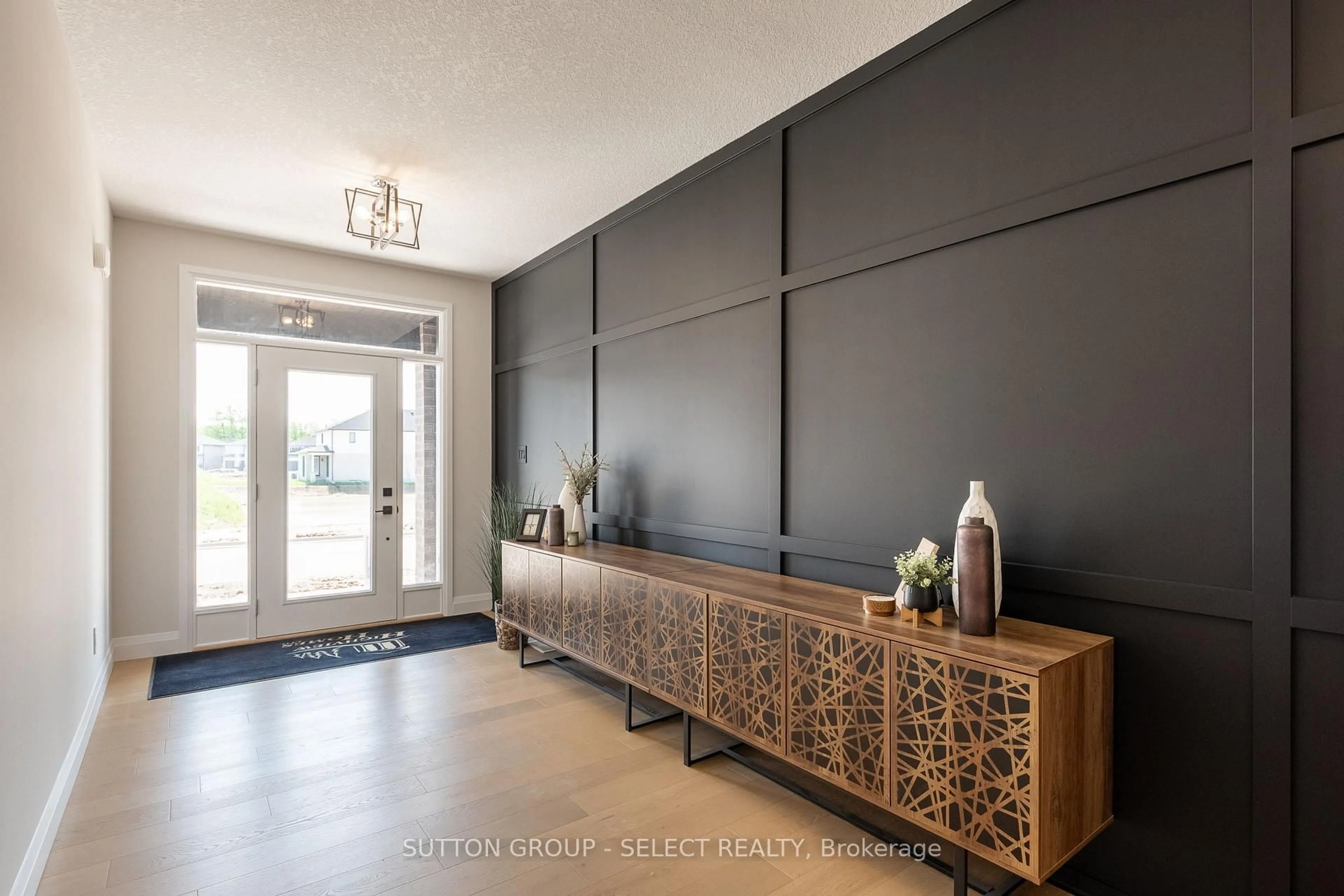 Indoor entryway for 6342 HEATHWOODS Ave, London South Ontario N6P 1H5