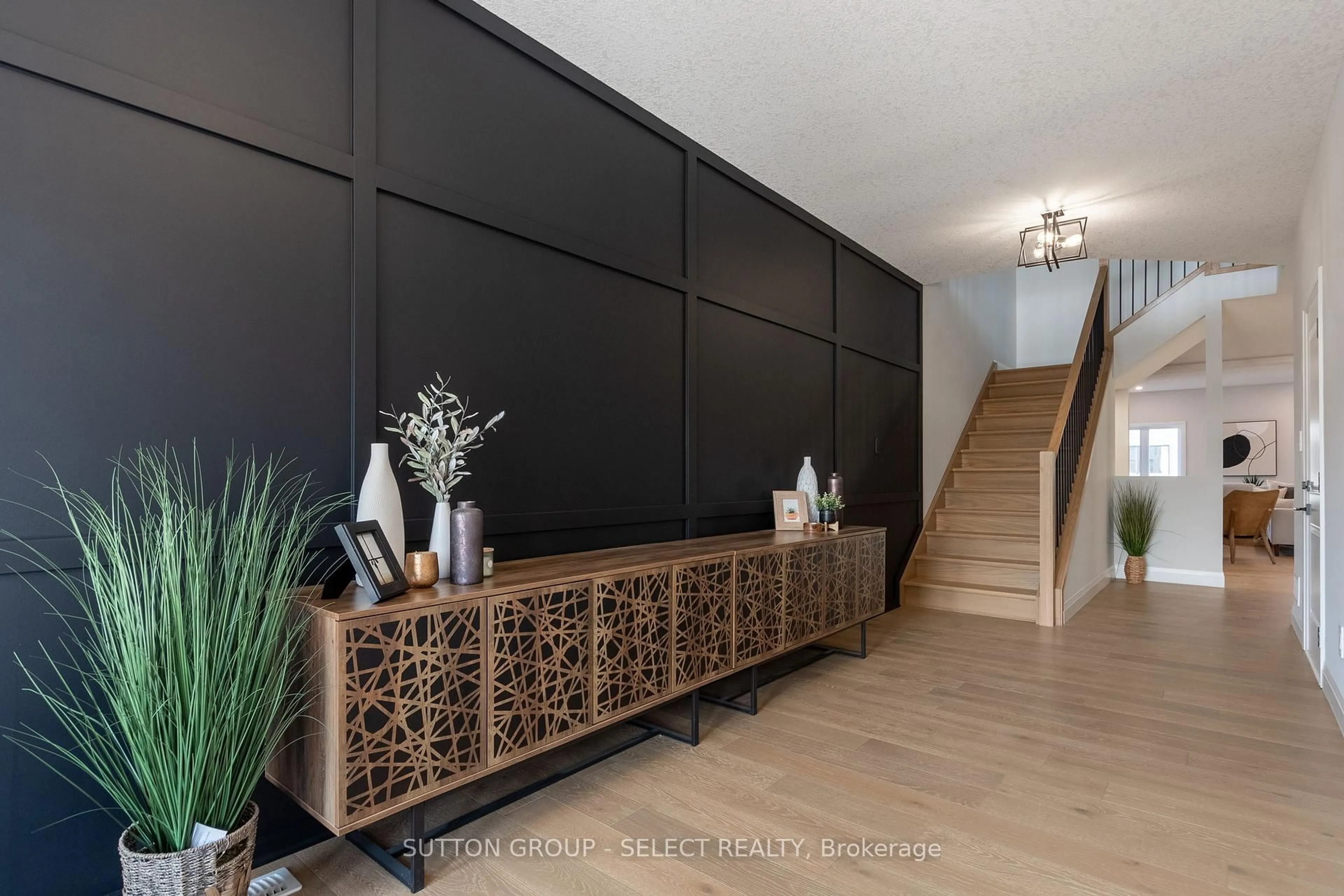 Indoor entryway for 6342 HEATHWOODS Ave, London South Ontario N6P 1H5