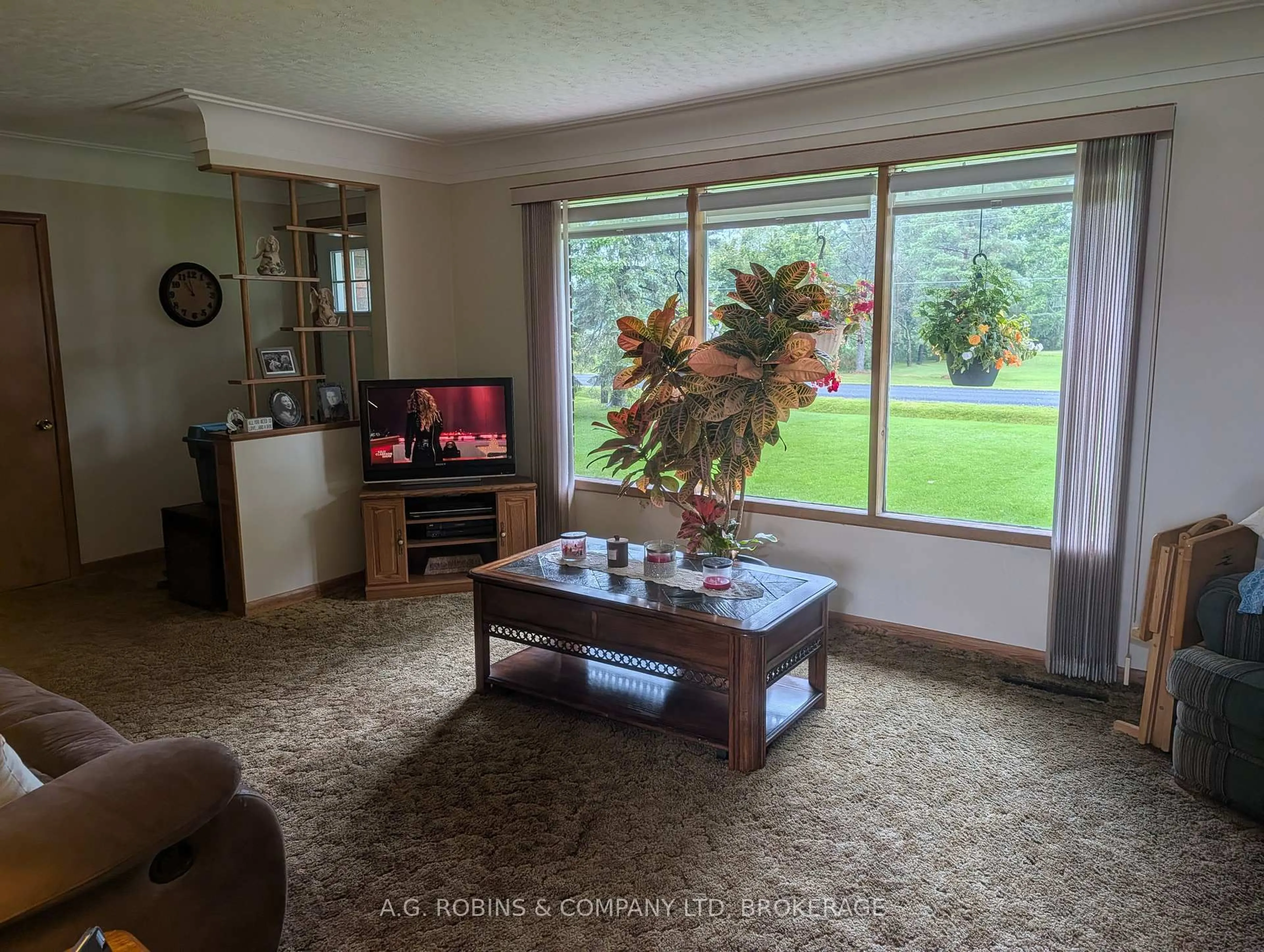 Living room with furniture, unknown for 957 RIDGE Rd, Welland Ontario L3B 5N7