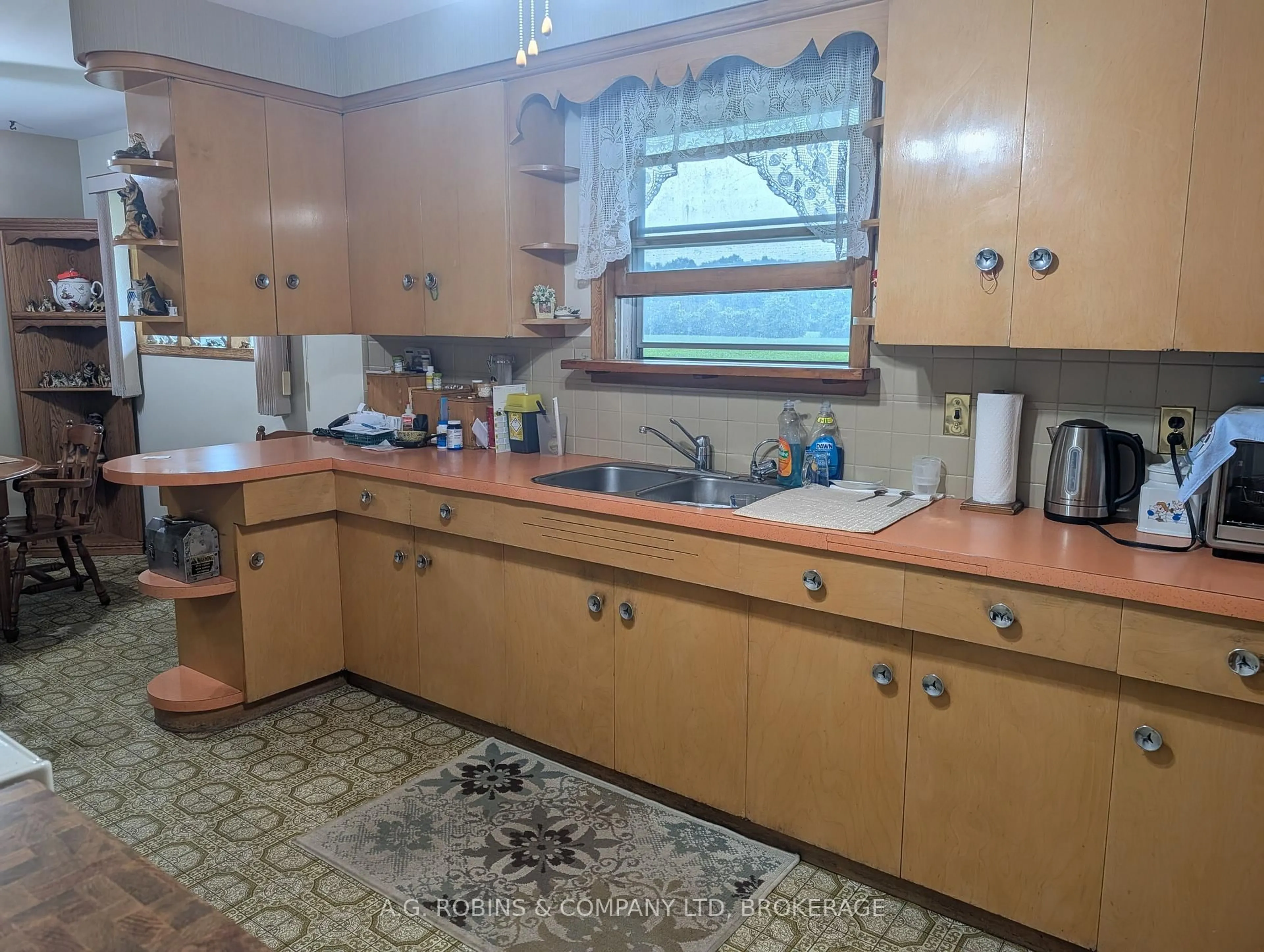 Standard kitchen, unknown for 957 RIDGE Rd, Welland Ontario L3B 5N7