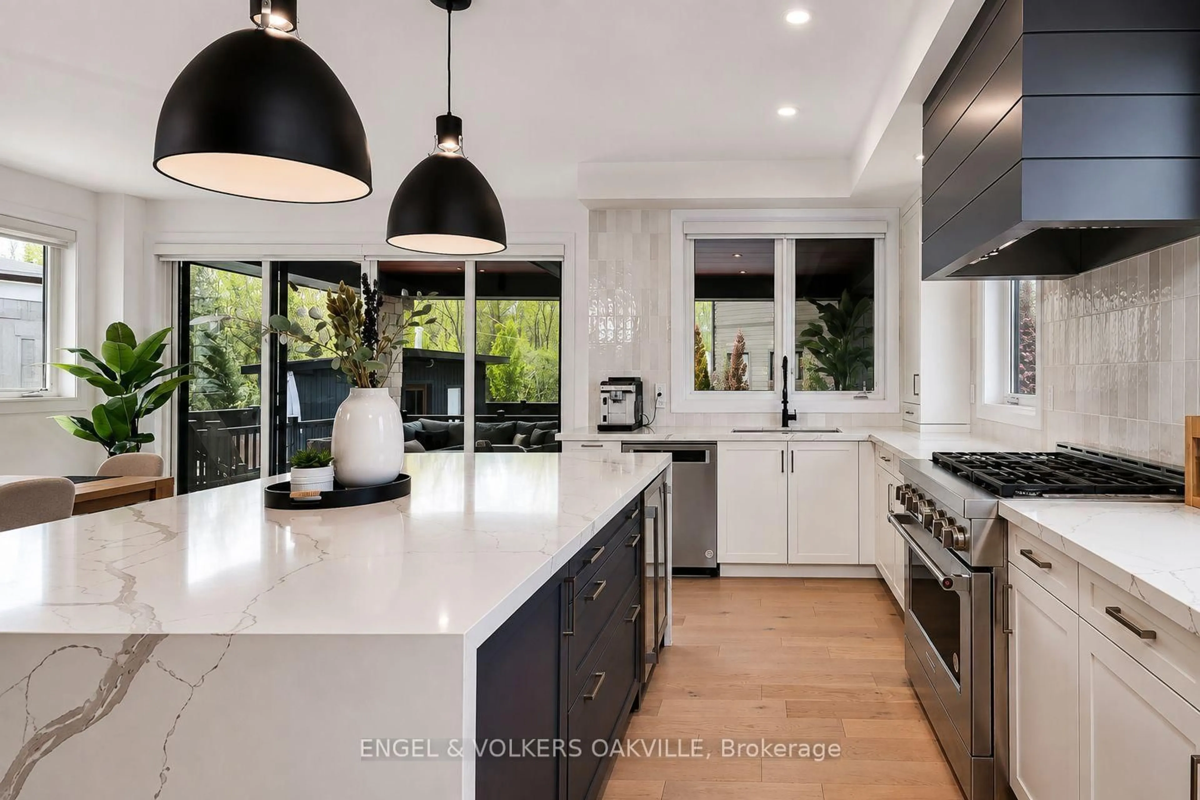 Contemporary kitchen, unknown for 117 Stoneleigh Dr, Blue Mountains Ontario L9Y 0Z4