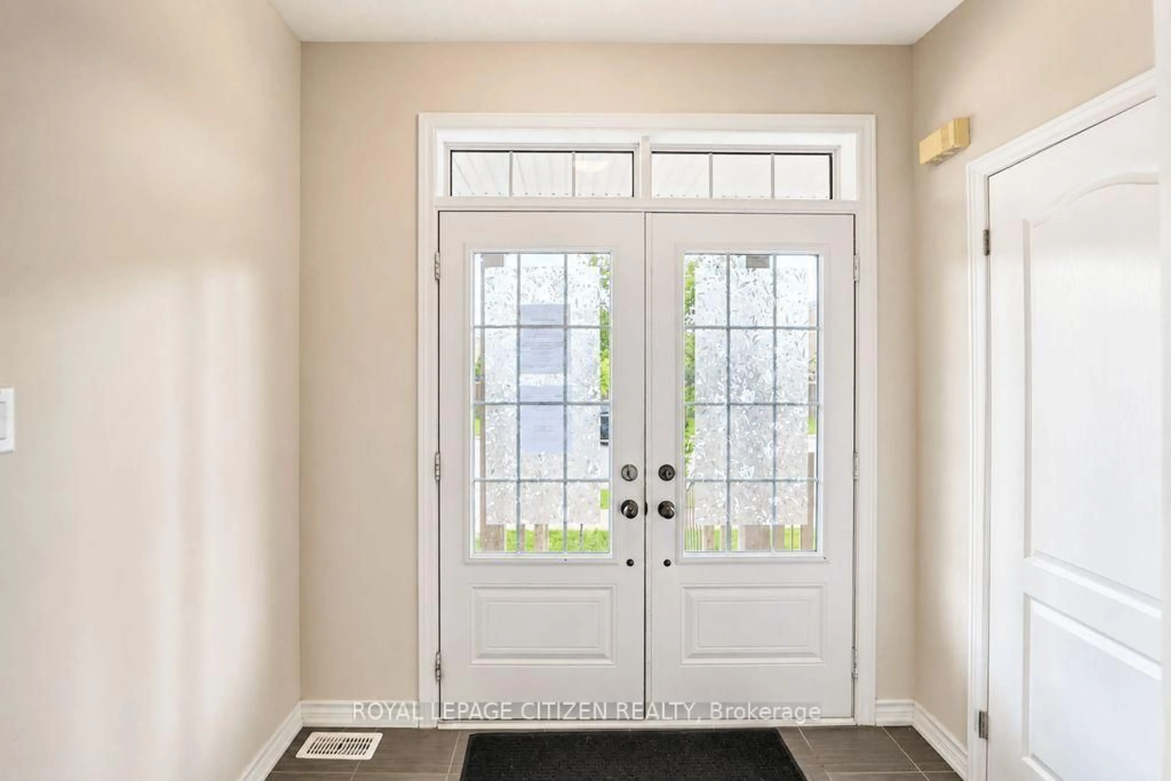 Indoor entryway for 42 Angela Cres, Niagara-on-the-Lake Ontario L0S 1J1