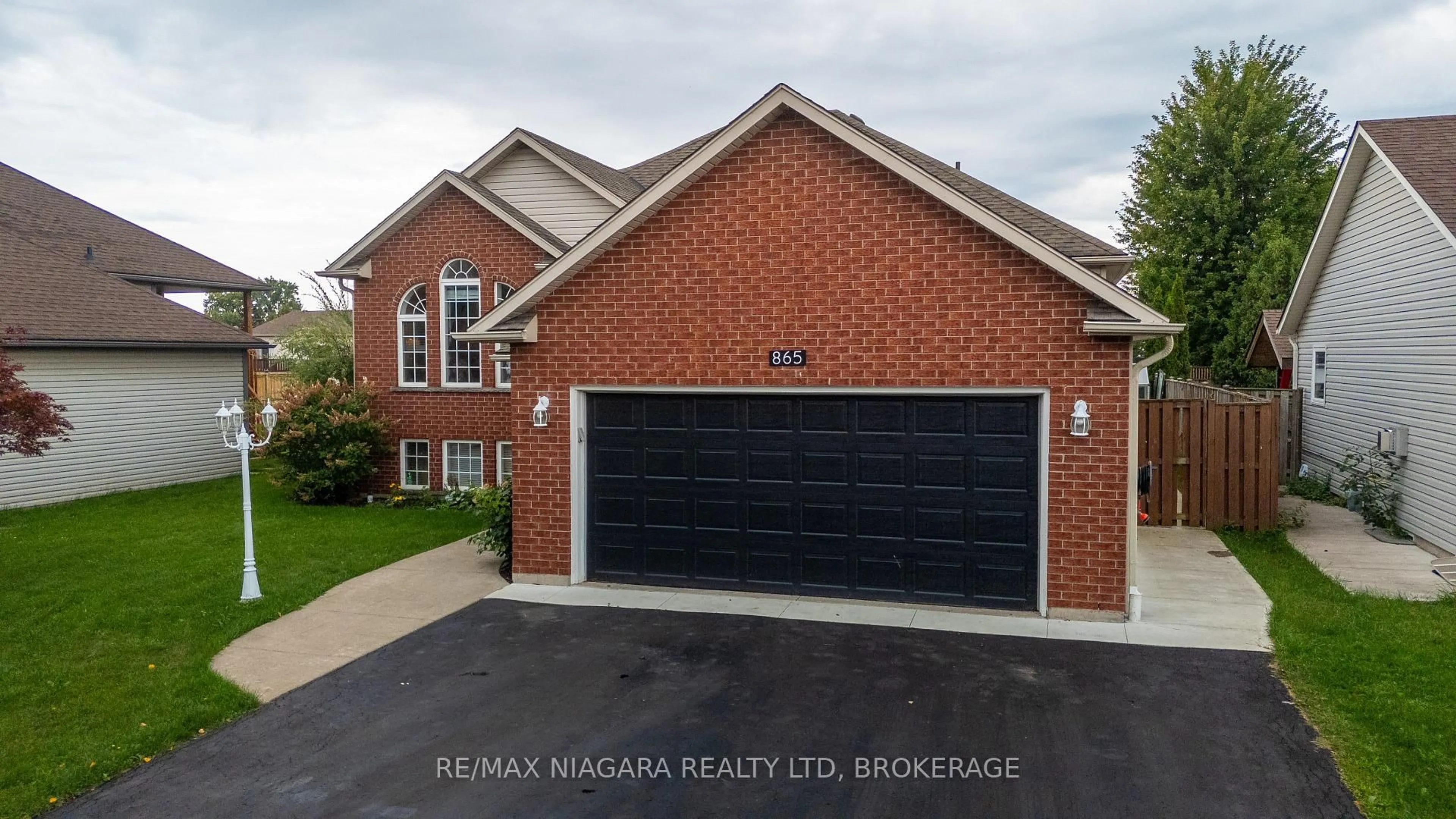 Indoor garage for 865 Canada Dr, Fort Erie Ontario L2A 6S5