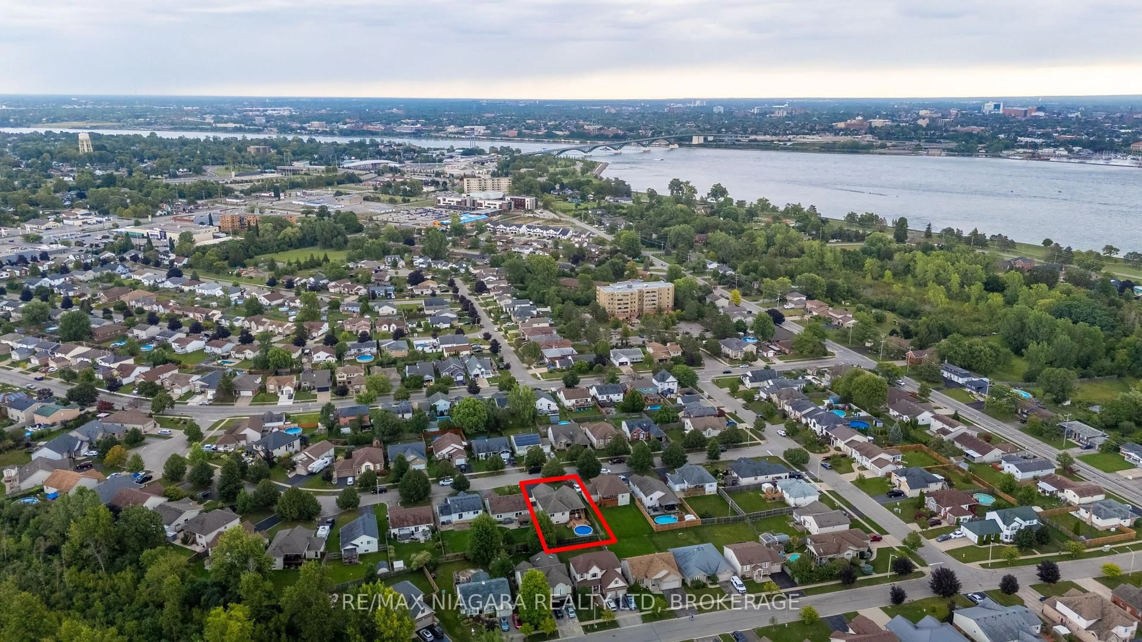 A pic from outside/outdoor area/front of a property/back of a property/a pic from drone, water/lake/river/ocean view for 865 Canada Dr, Fort Erie Ontario L2A 6S5