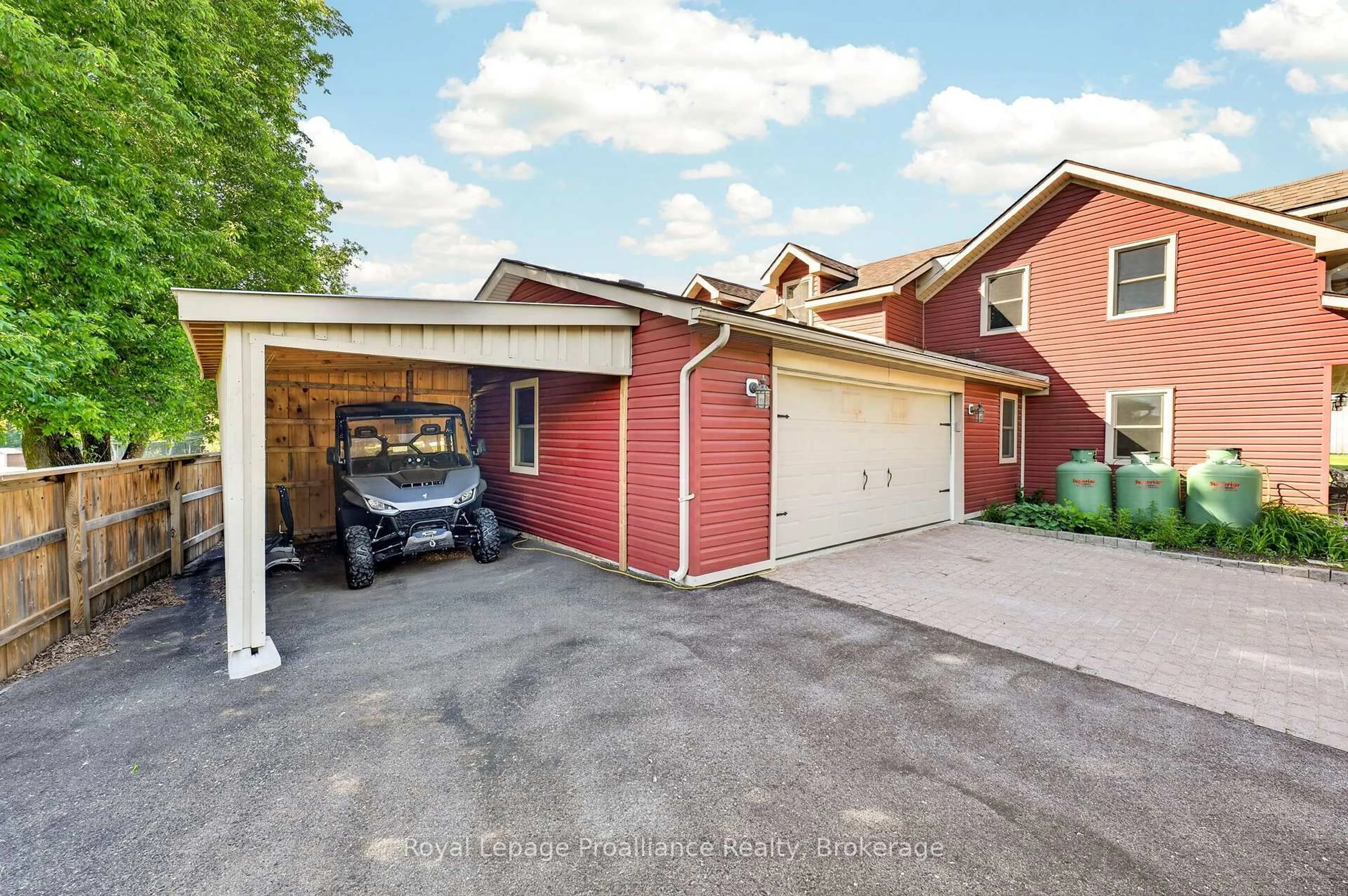Indoor garage for 7802 Piccadilly Rd, Godfrey Ontario K0H 1T0