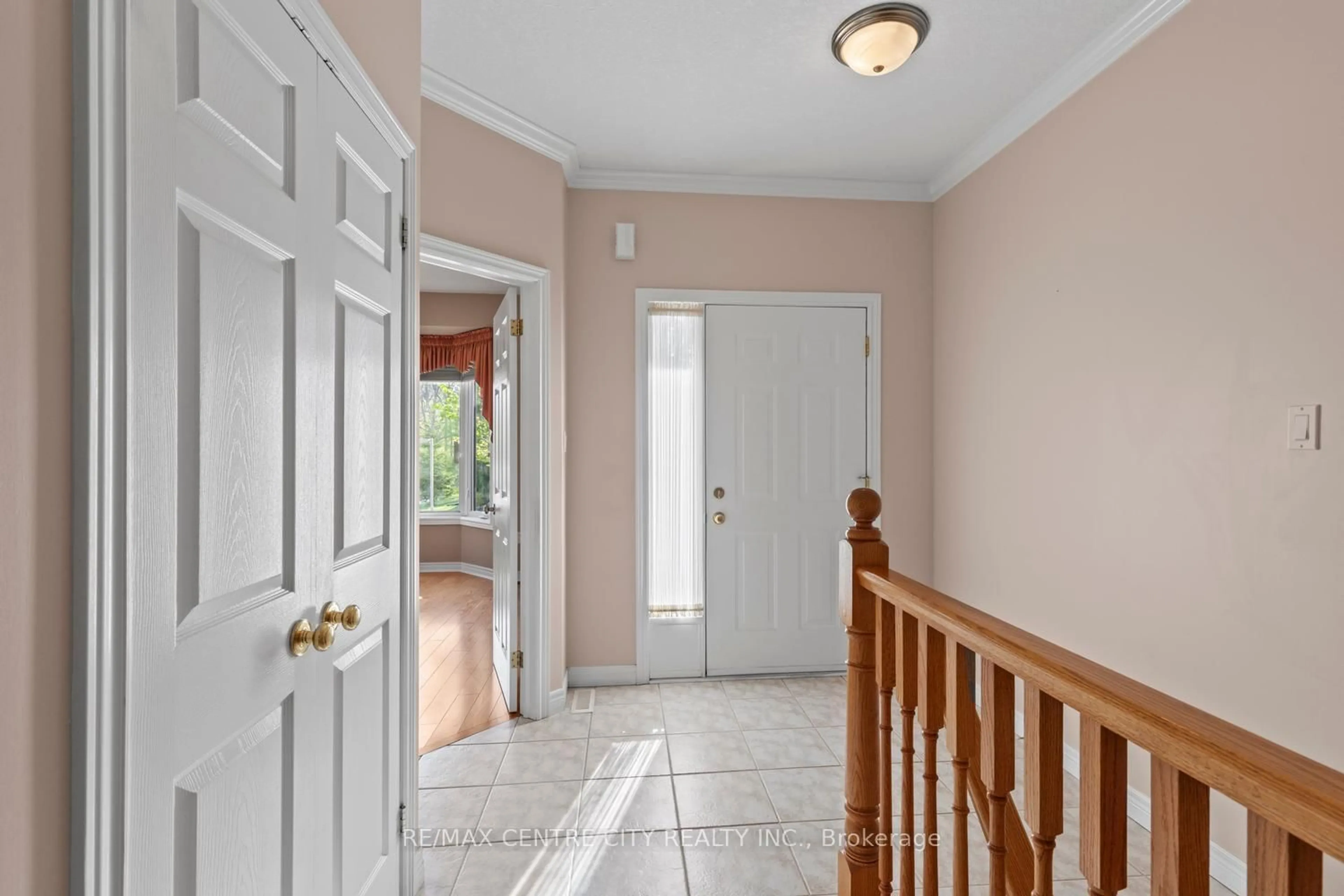 Indoor entryway for 448 Commissioners Rd #5, London South Ontario N6C 2T7