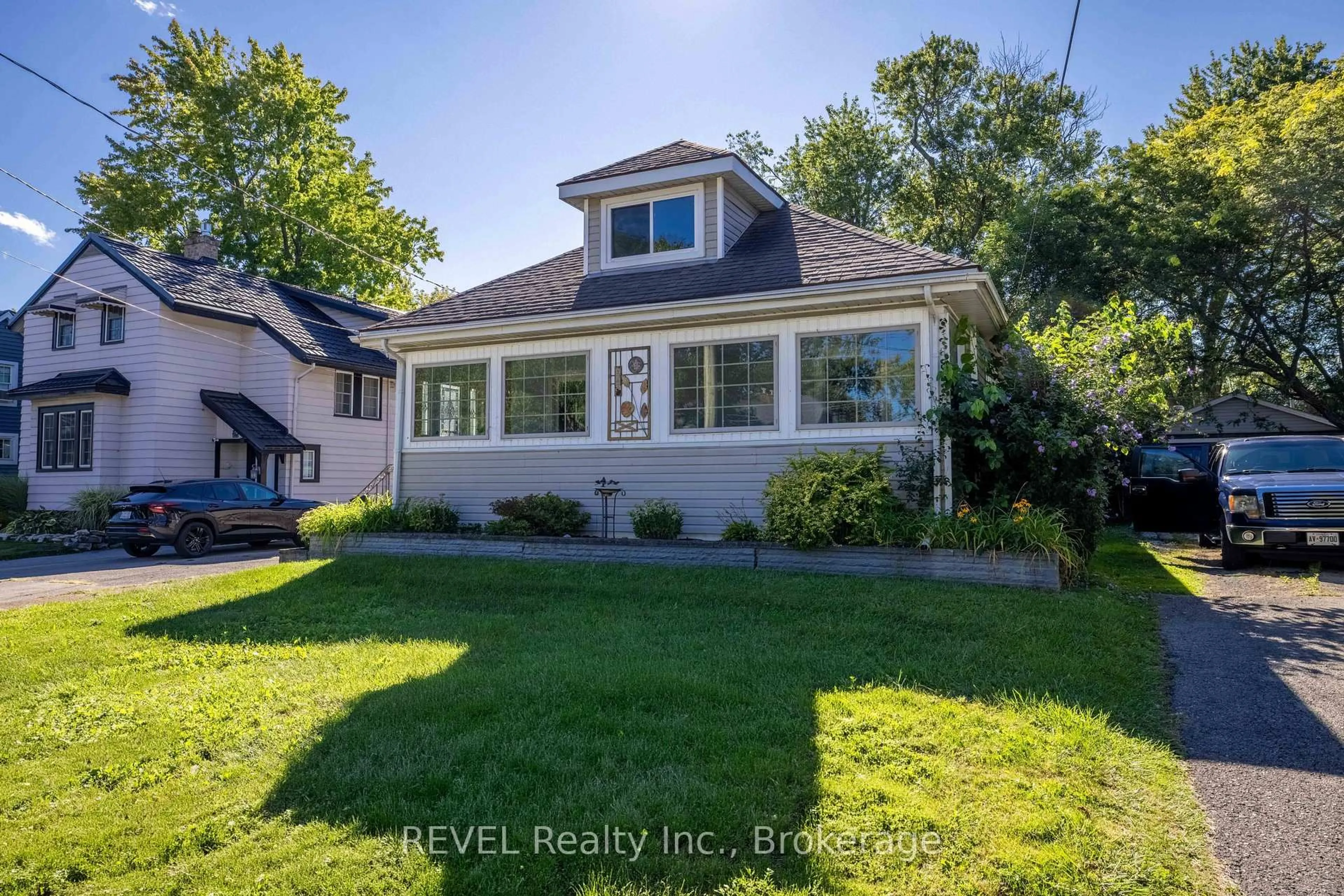 A pic from outside/outdoor area/front of a property/back of a property/a pic from drone, street for 272 High St, Fort Erie Ontario L2A 3R3