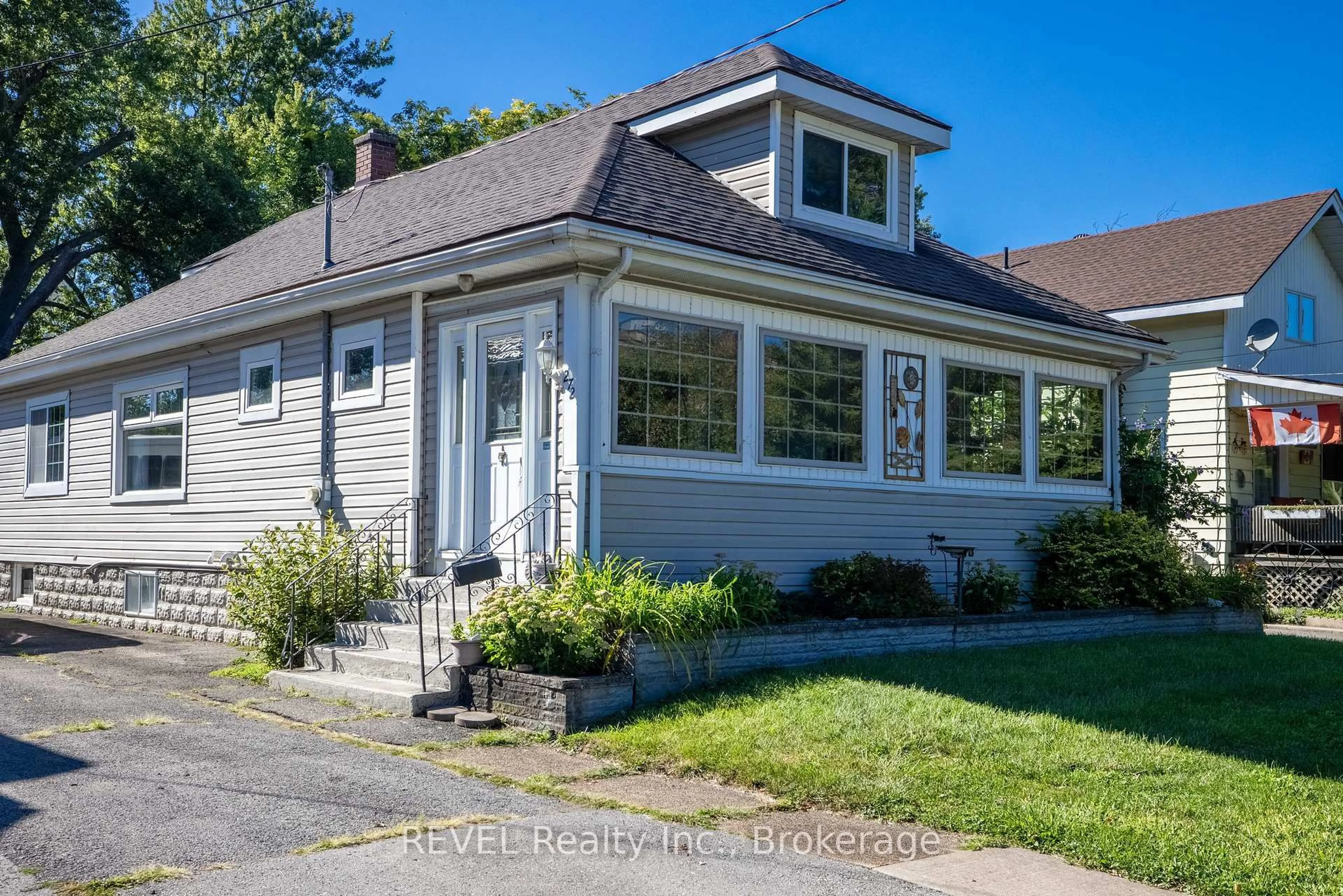 Home with vinyl exterior material, street for 272 High St, Fort Erie Ontario L2A 3R3