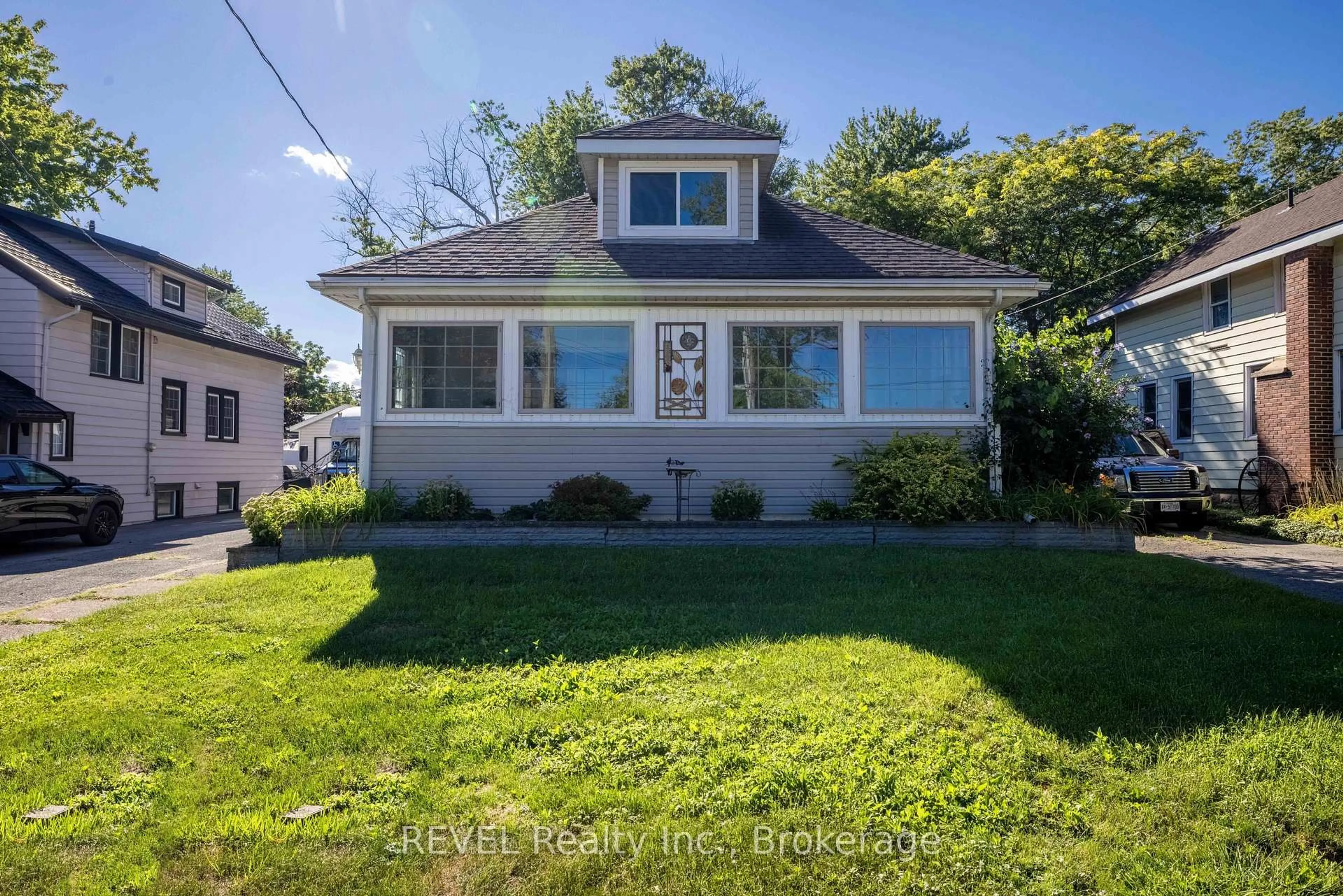A pic from outside/outdoor area/front of a property/back of a property/a pic from drone, street for 272 High St, Fort Erie Ontario L2A 3R3