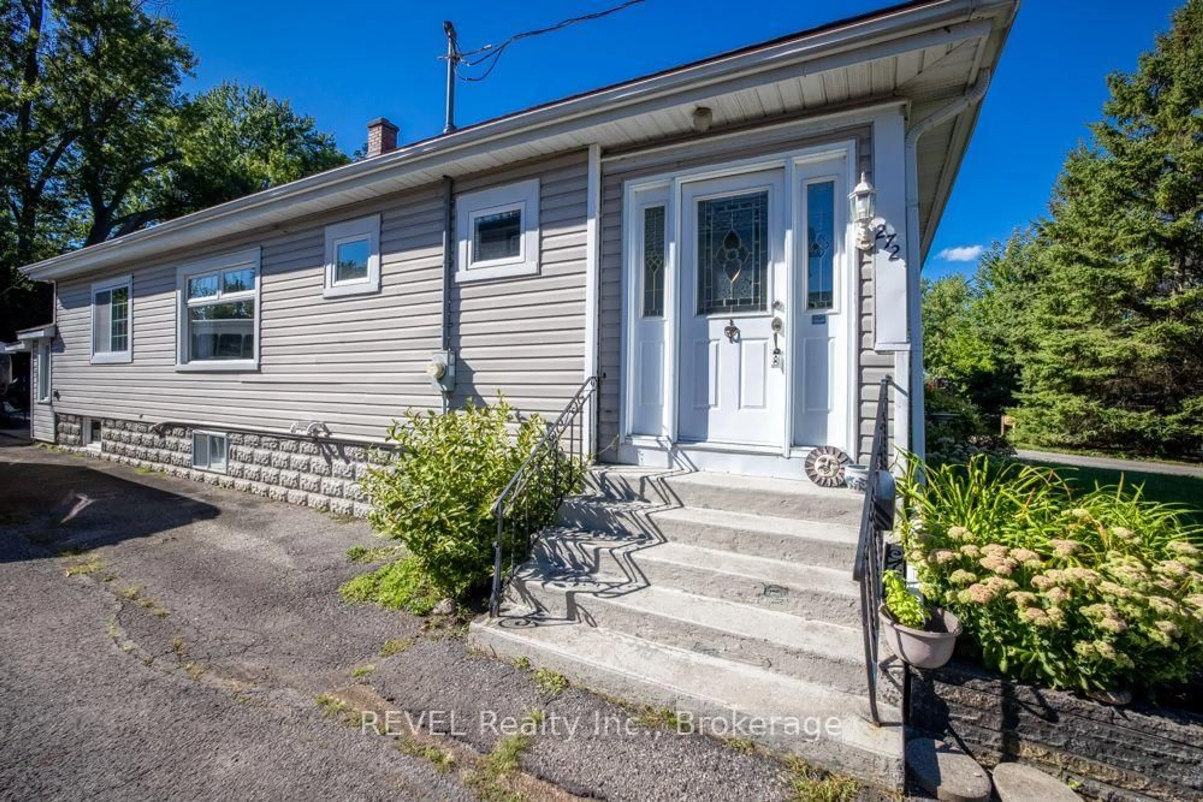 A pic from outside/outdoor area/front of a property/back of a property/a pic from drone, street for 272 High St, Fort Erie Ontario L2A 3R3