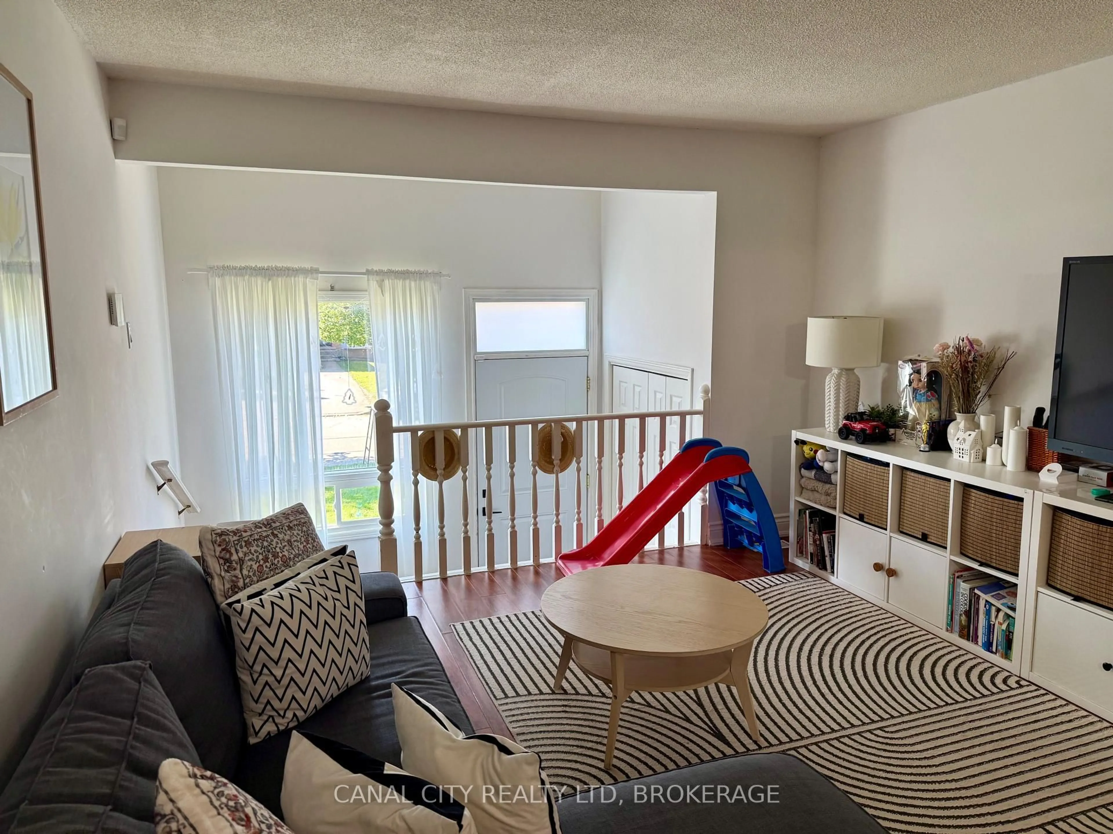 Living room with furniture, unknown for 29 BAXTER Cres, Thorold Ontario L2V 4S1