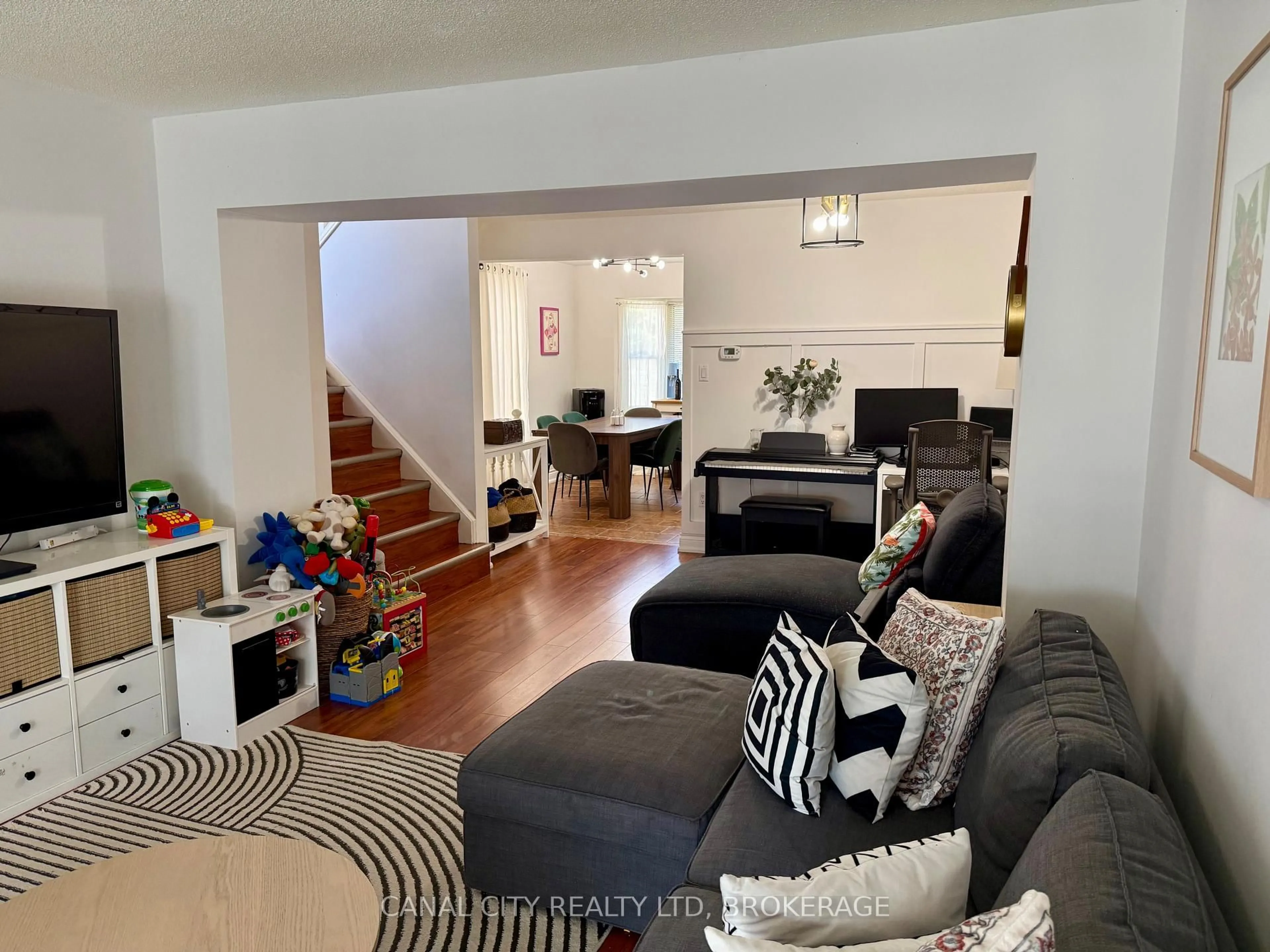 Living room with furniture, unknown for 29 BAXTER Cres, Thorold Ontario L2V 4S1