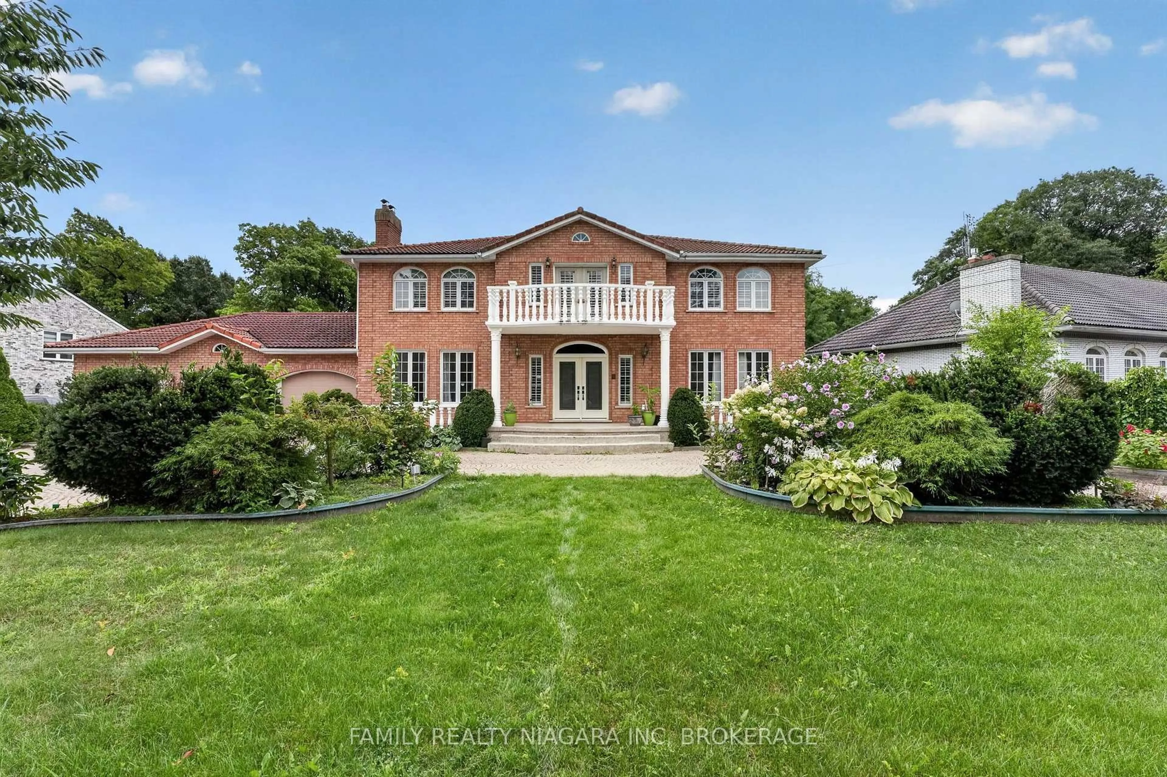 A pic from outside/outdoor area/front of a property/back of a property/a pic from drone, unknown for 6820 Mountain Rd, Niagara Falls Ontario L2E 6S4
