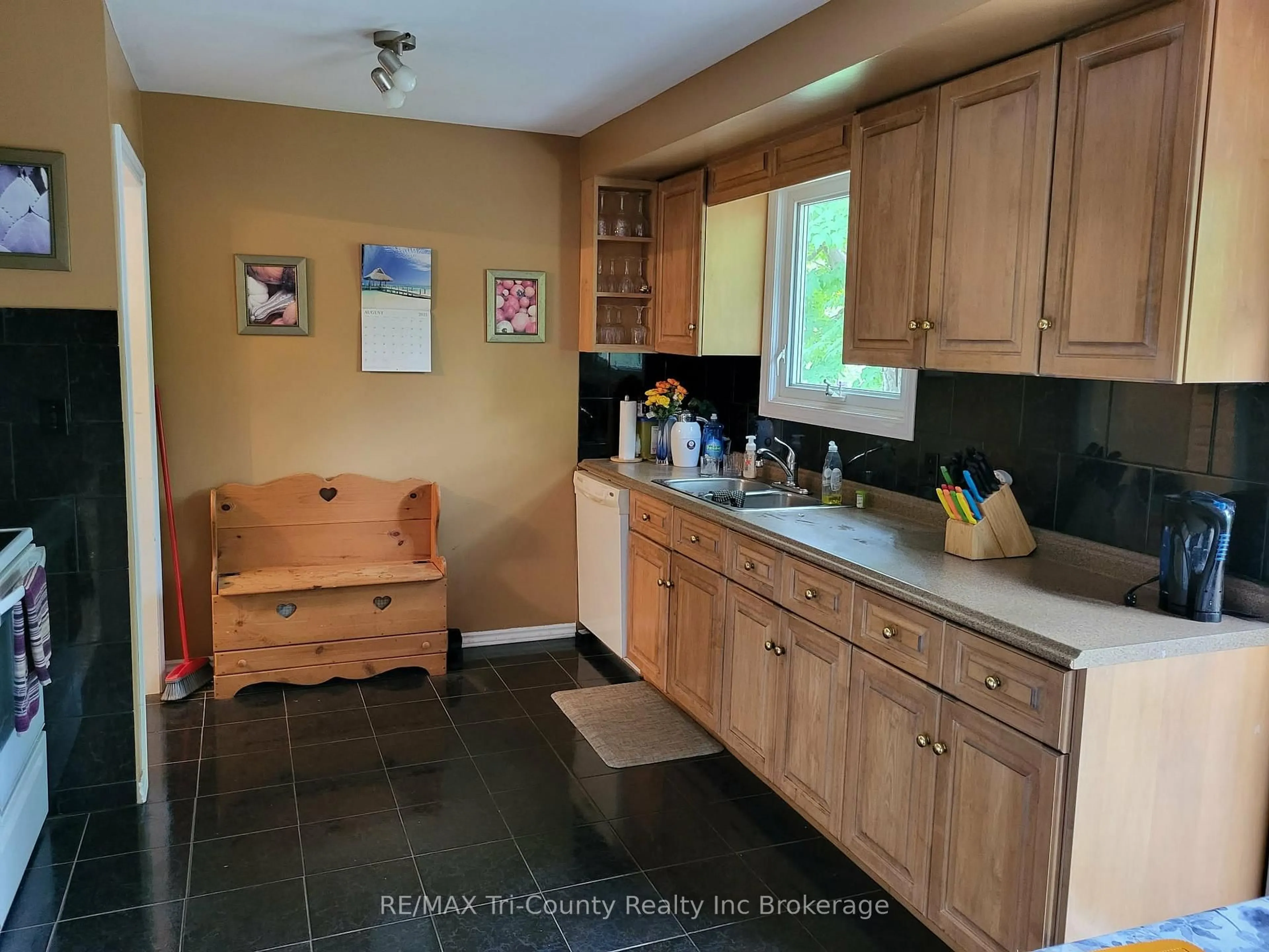 Standard kitchen, ceramic/tile floor for 446 Norwich Ave, Woodstock Ontario N4S 3W5