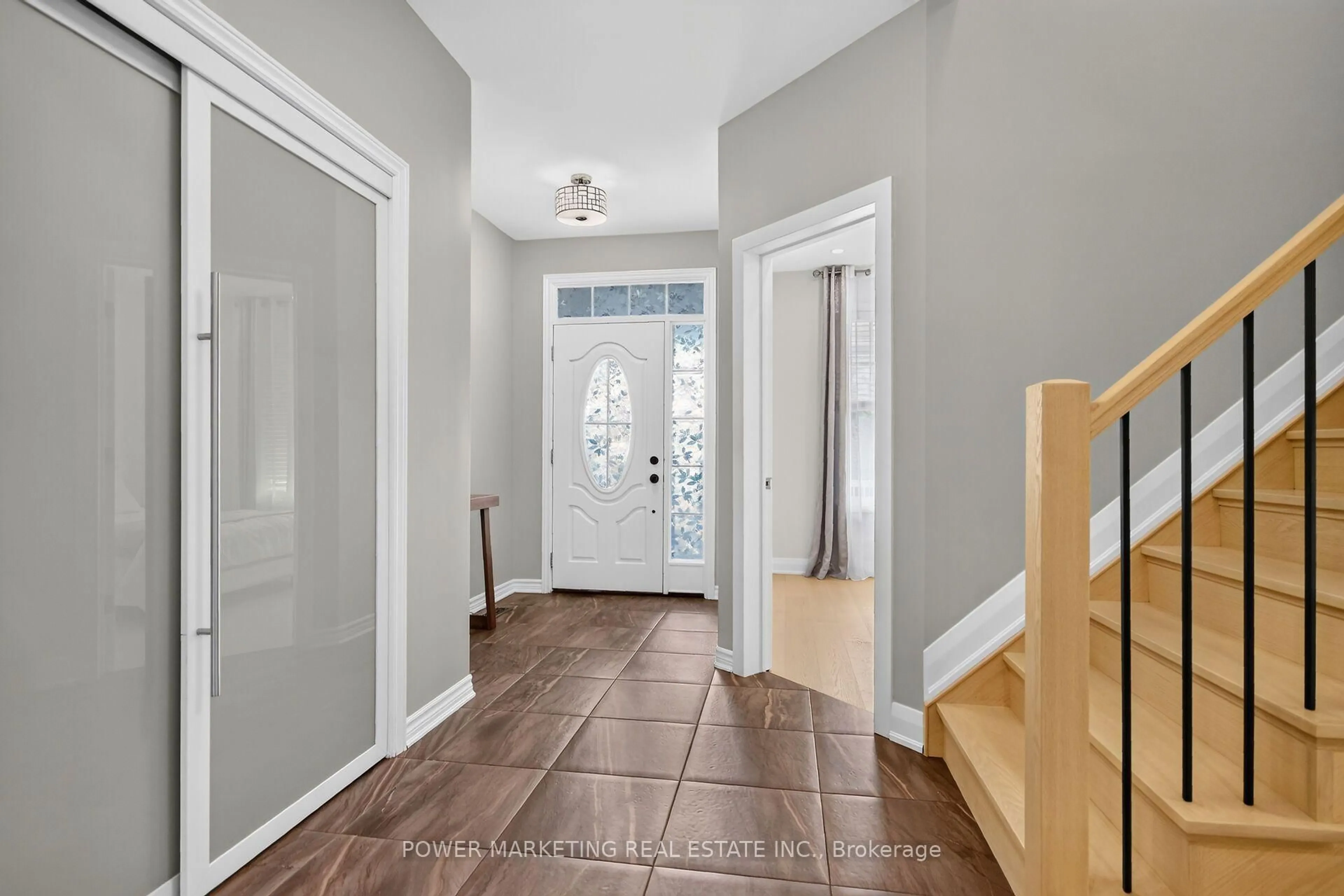 Indoor entryway for 26 Palmeto Crt, Ottawa Ontario K2S 0X2
