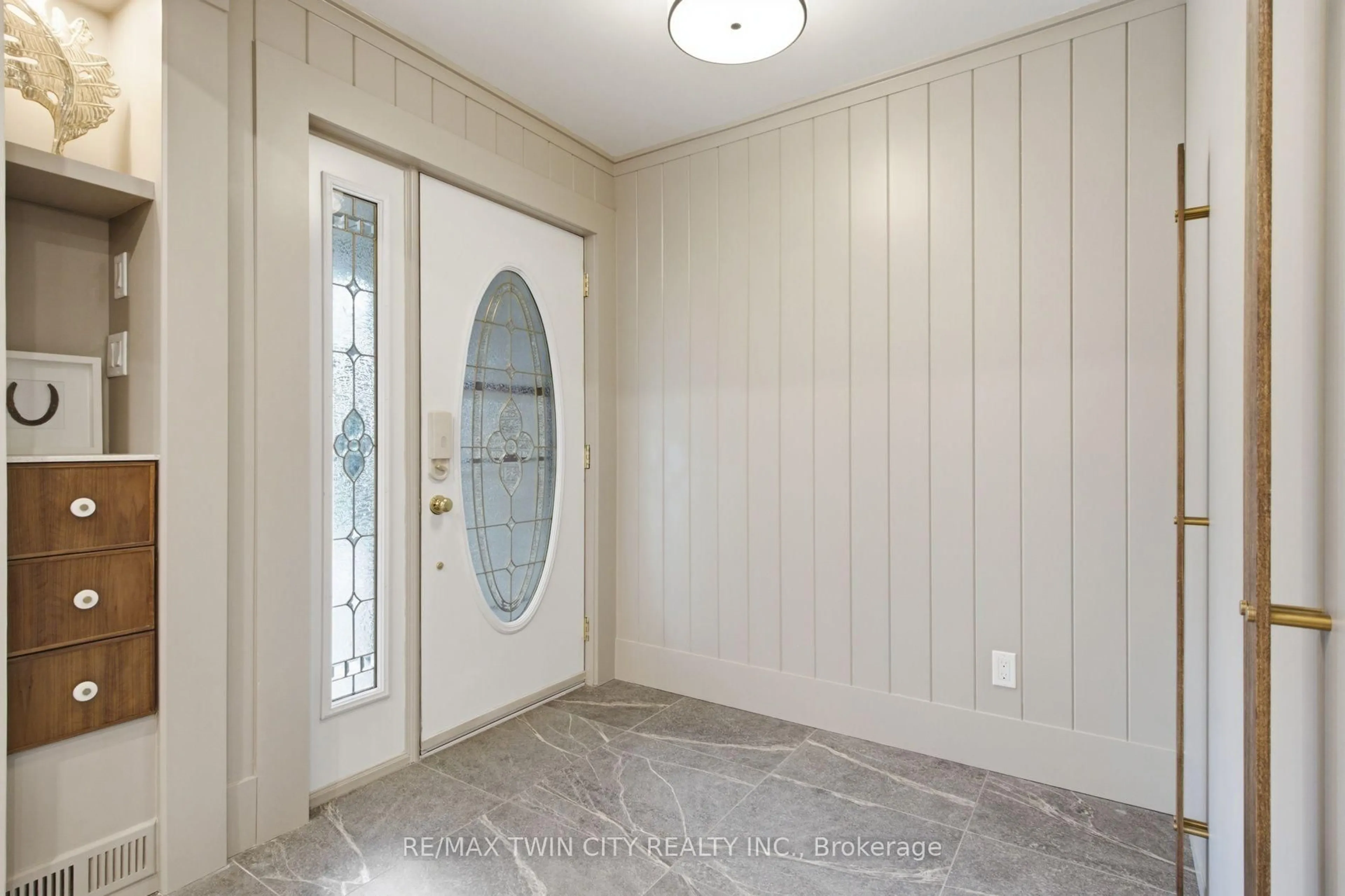 Indoor entryway for 445 Sherring St, Cambridge Ontario N3H 2W7