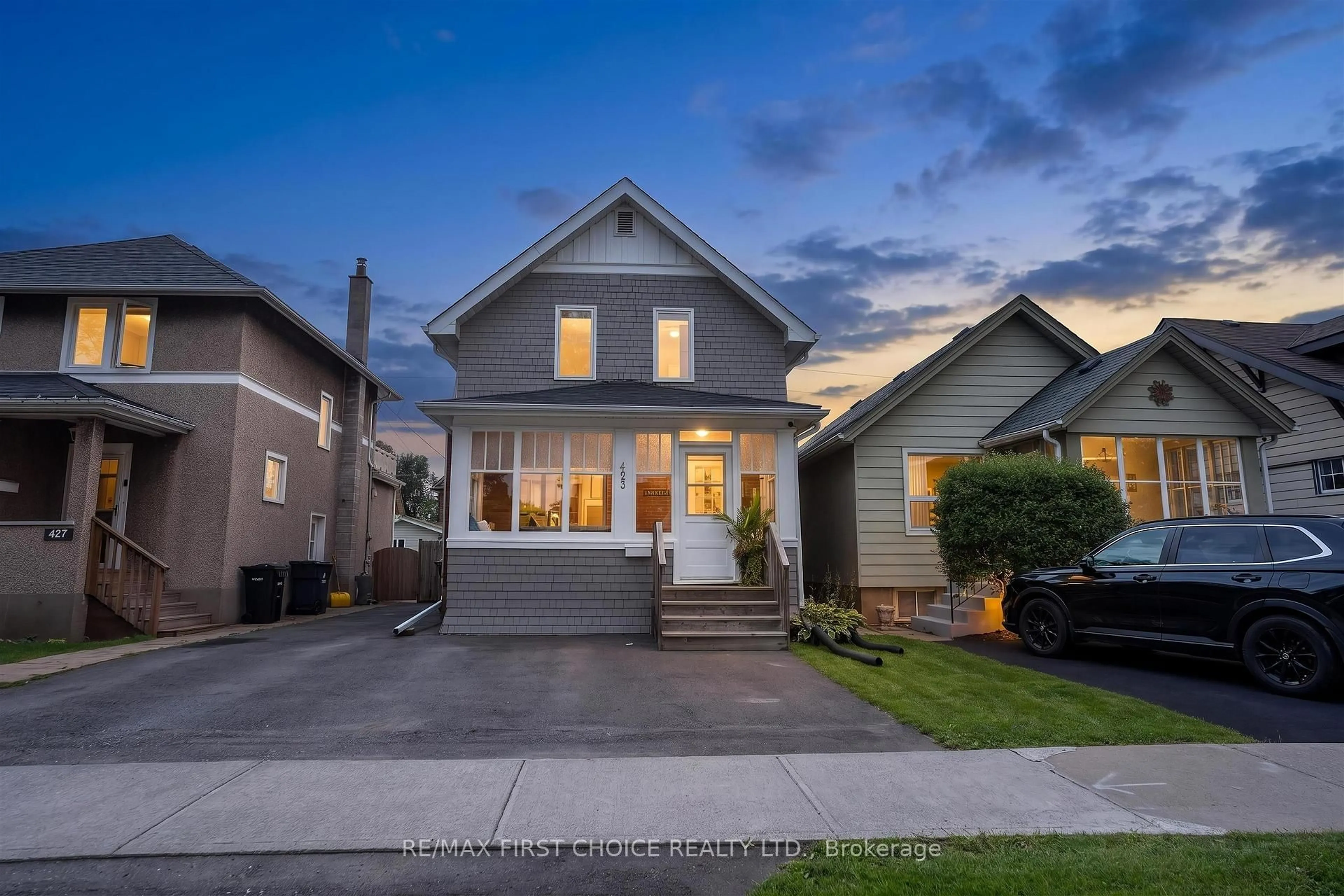 Home with vinyl exterior material, street for 423 Marks St, Thunder Bay Ontario P7E 1M4