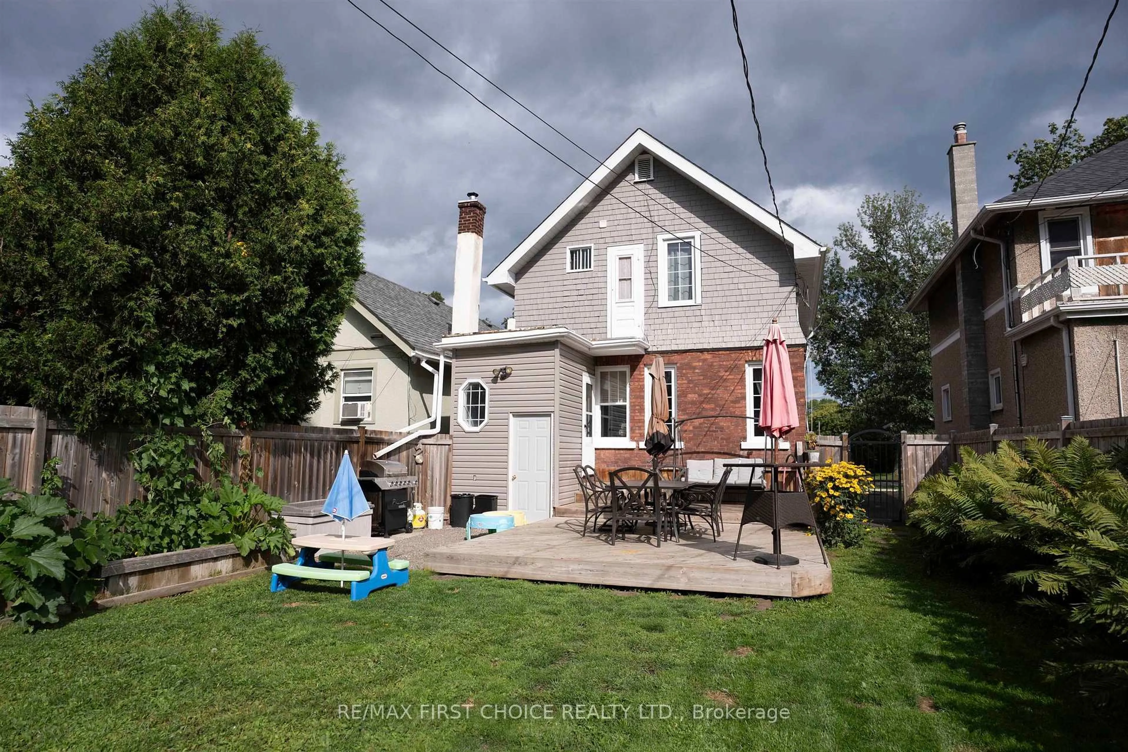 A pic from outside/outdoor area/front of a property/back of a property/a pic from drone, street for 423 Marks St, Thunder Bay Ontario P7E 1M4