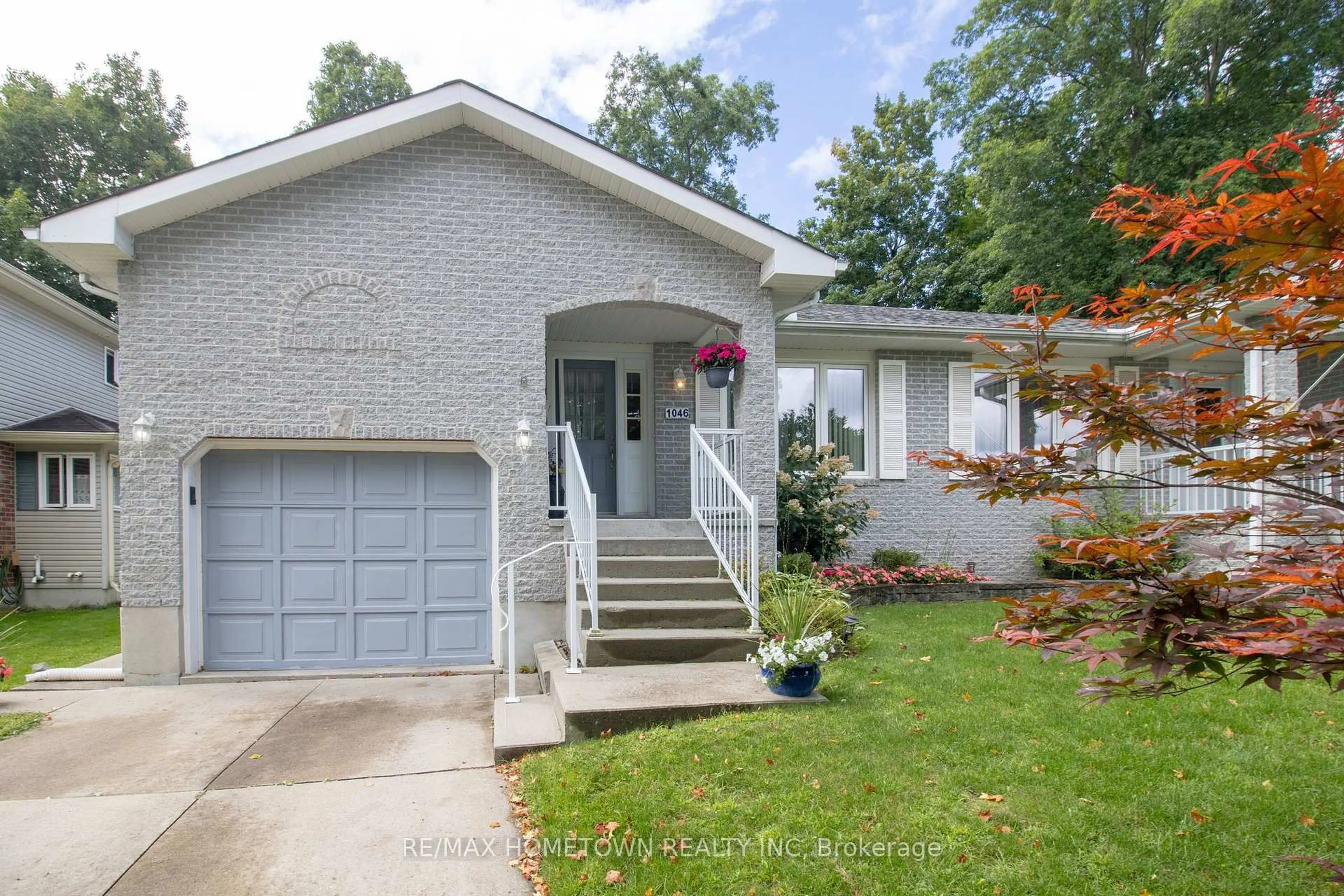 Home with vinyl exterior material, street for 1046 Bridlewood Dr, Brockville Ontario K6V 7E9
