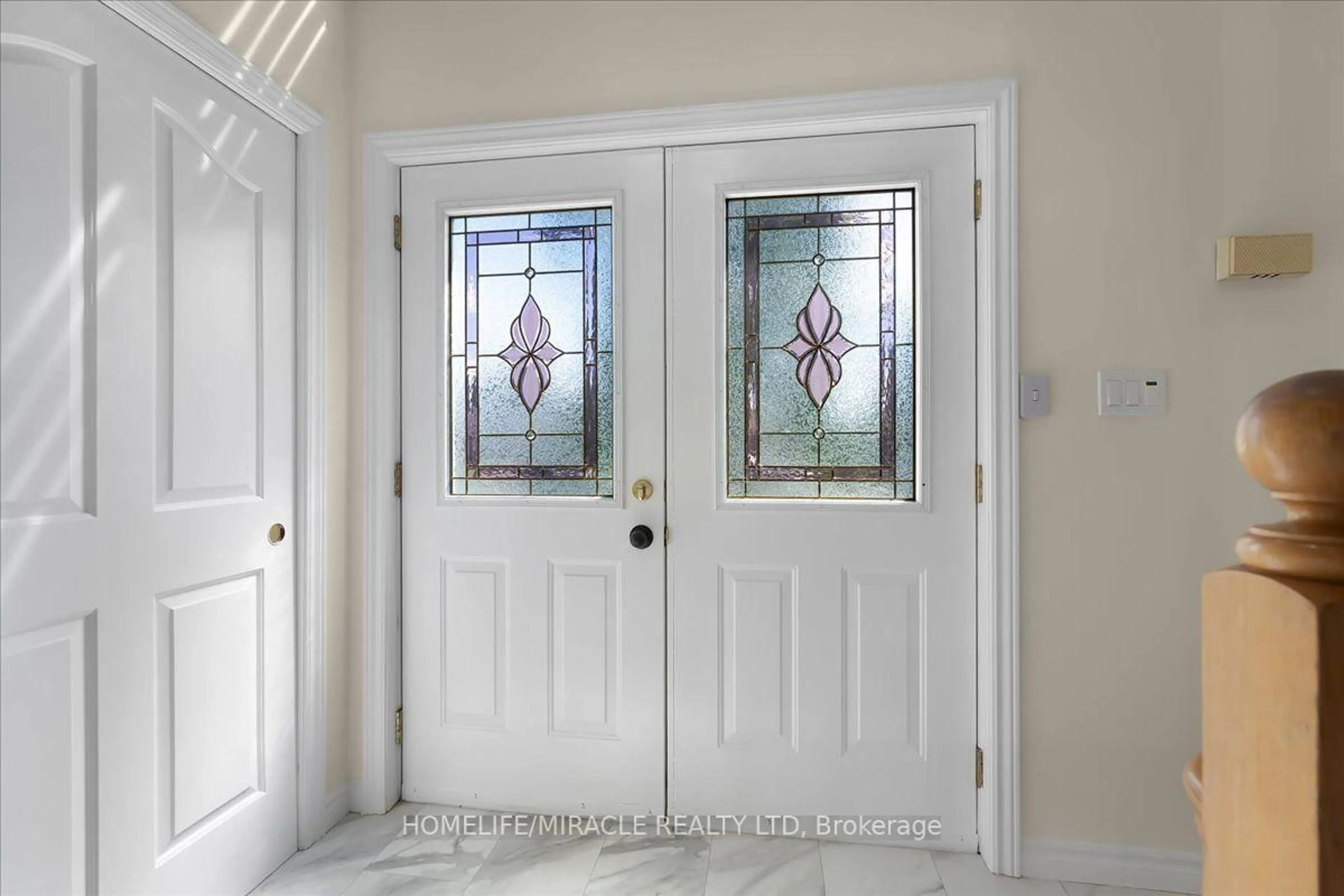 Indoor entryway for 150 Bankside Dr, Kitchener Ontario N2N 3E4