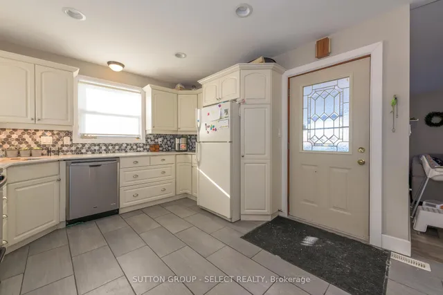 1566 Nairn Ave, London East 2