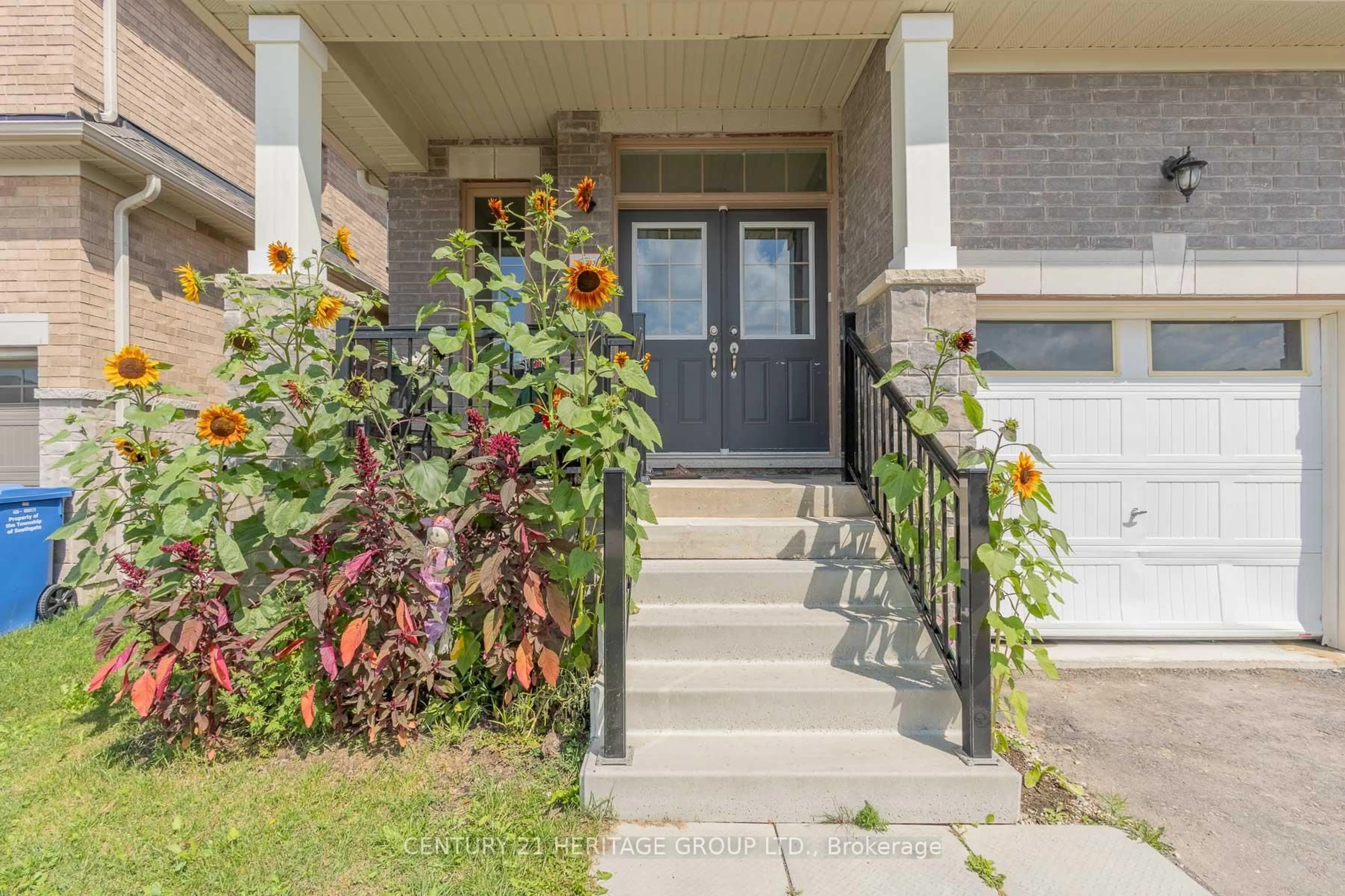 Indoor entryway for 35 Corbett St, Southgate Ontario N0C 1B0