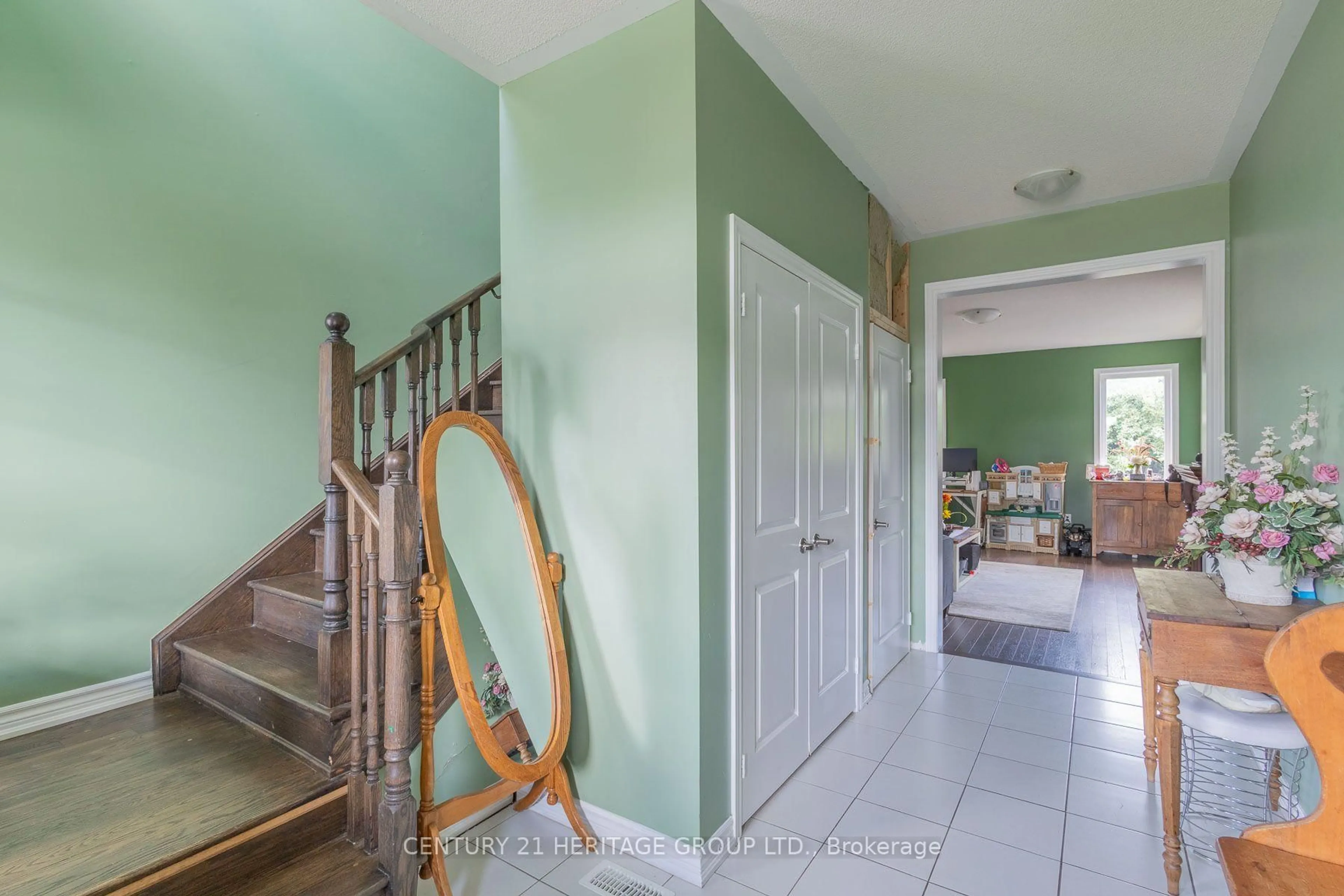 Indoor foyer for 35 Corbett St, Southgate Ontario N0C 1B0