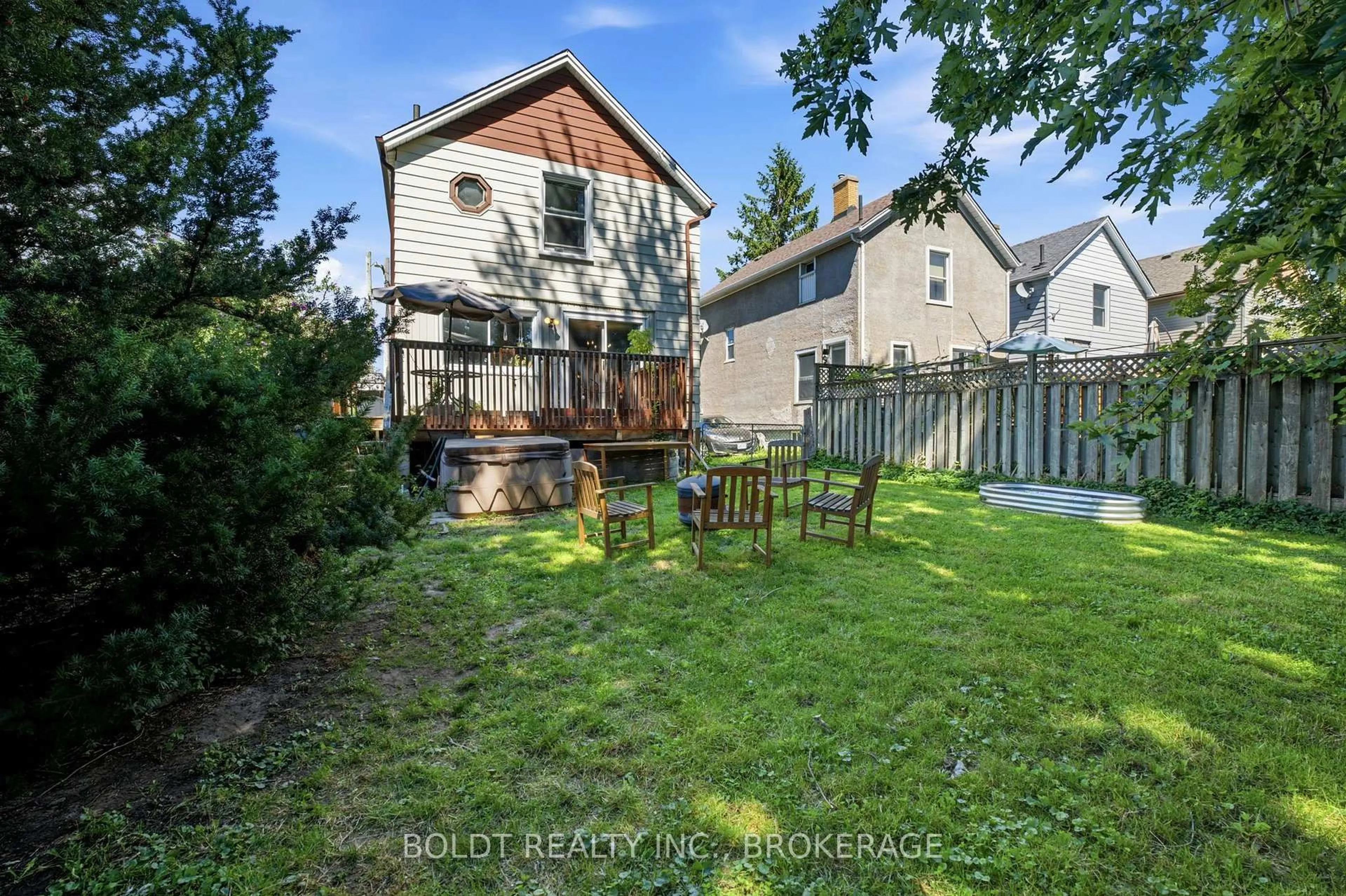 A pic from outside/outdoor area/front of a property/back of a property/a pic from drone, street for 54 Eastchester Ave, St. Catharines Ontario L2P 2Y4