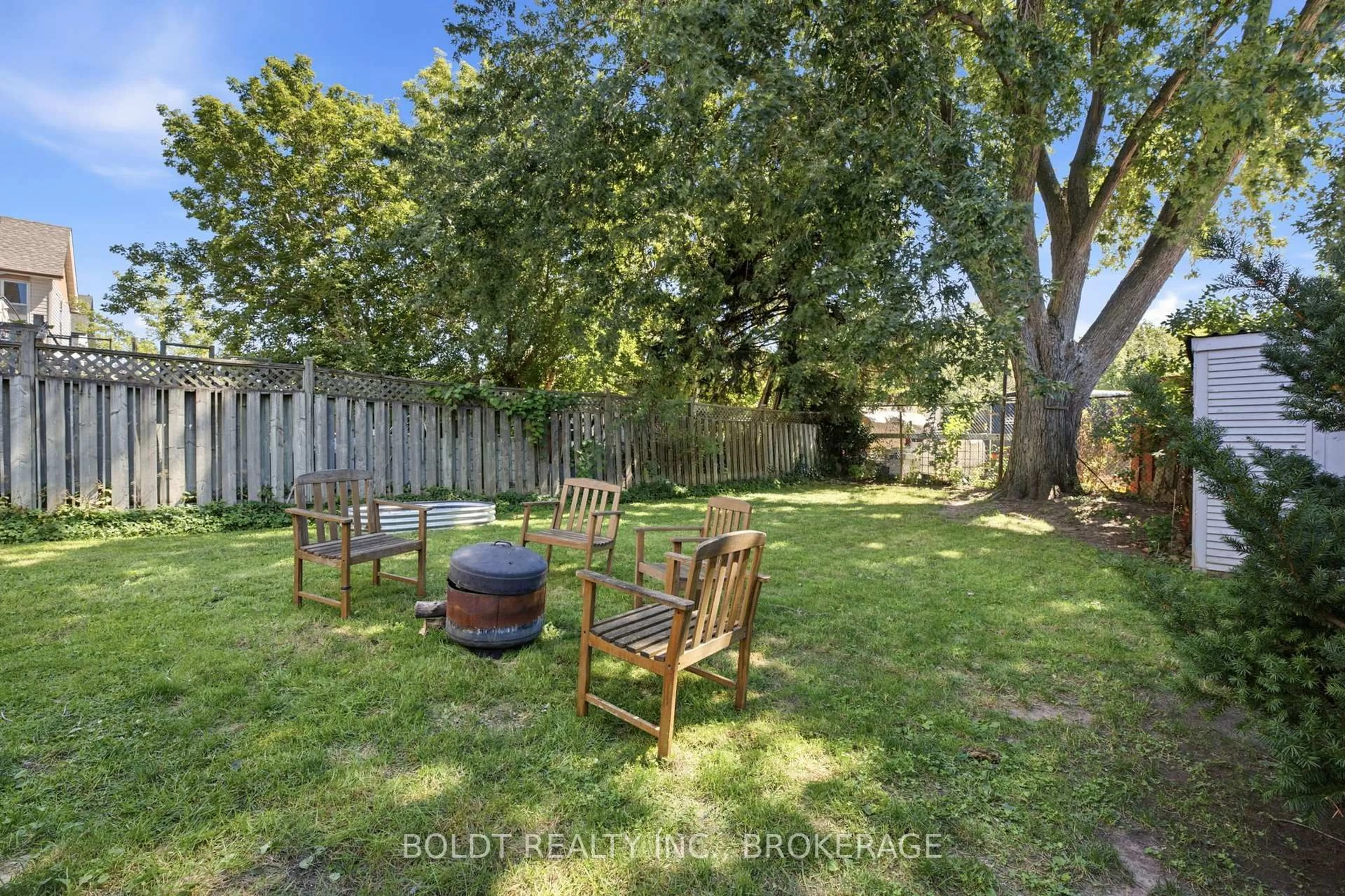 Patio, street for 54 Eastchester Ave, St. Catharines Ontario L2P 2Y4