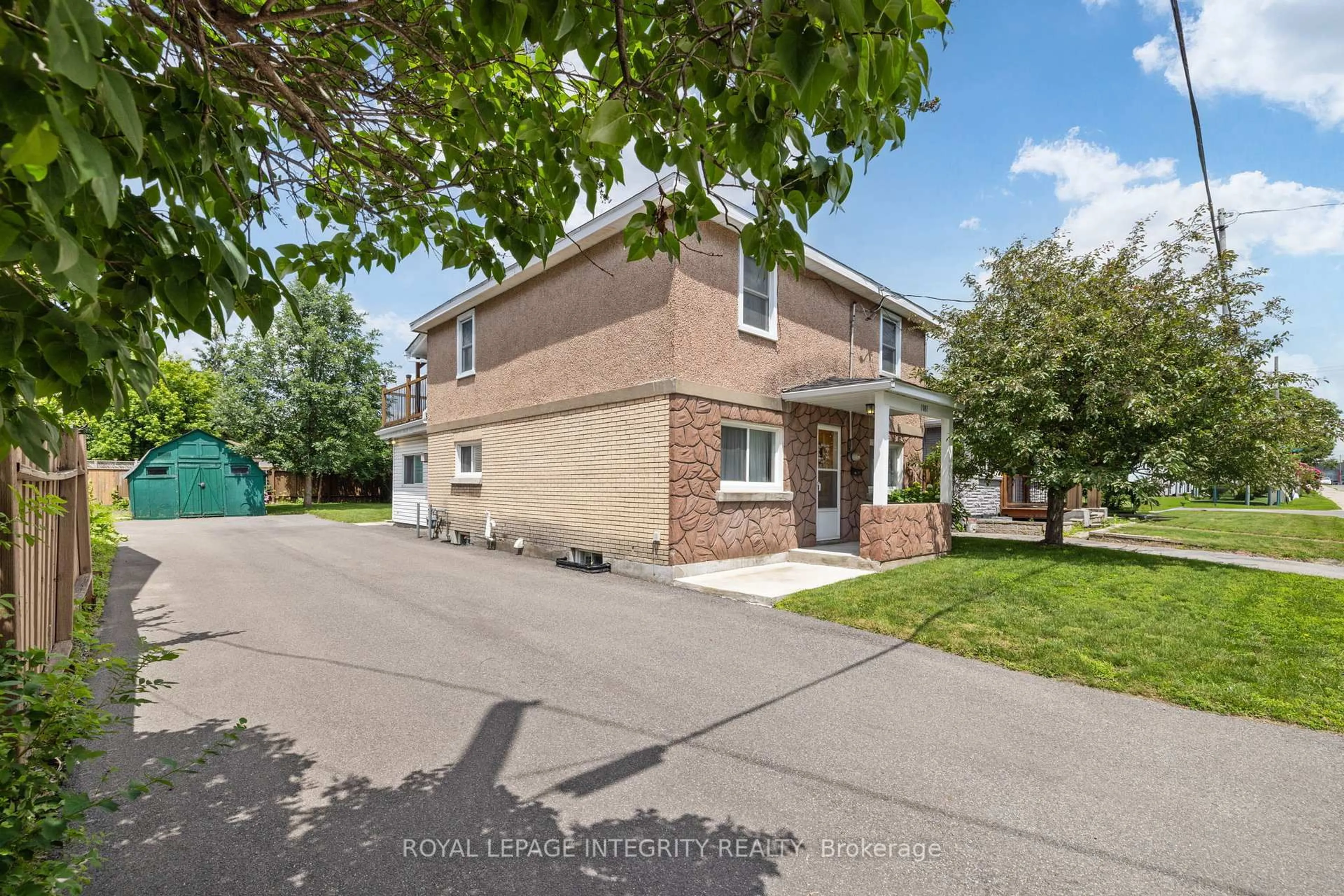 A pic from outside/outdoor area/front of a property/back of a property/a pic from drone, street for 1081 Kenaston St, Ottawa Ontario K1B 3P8