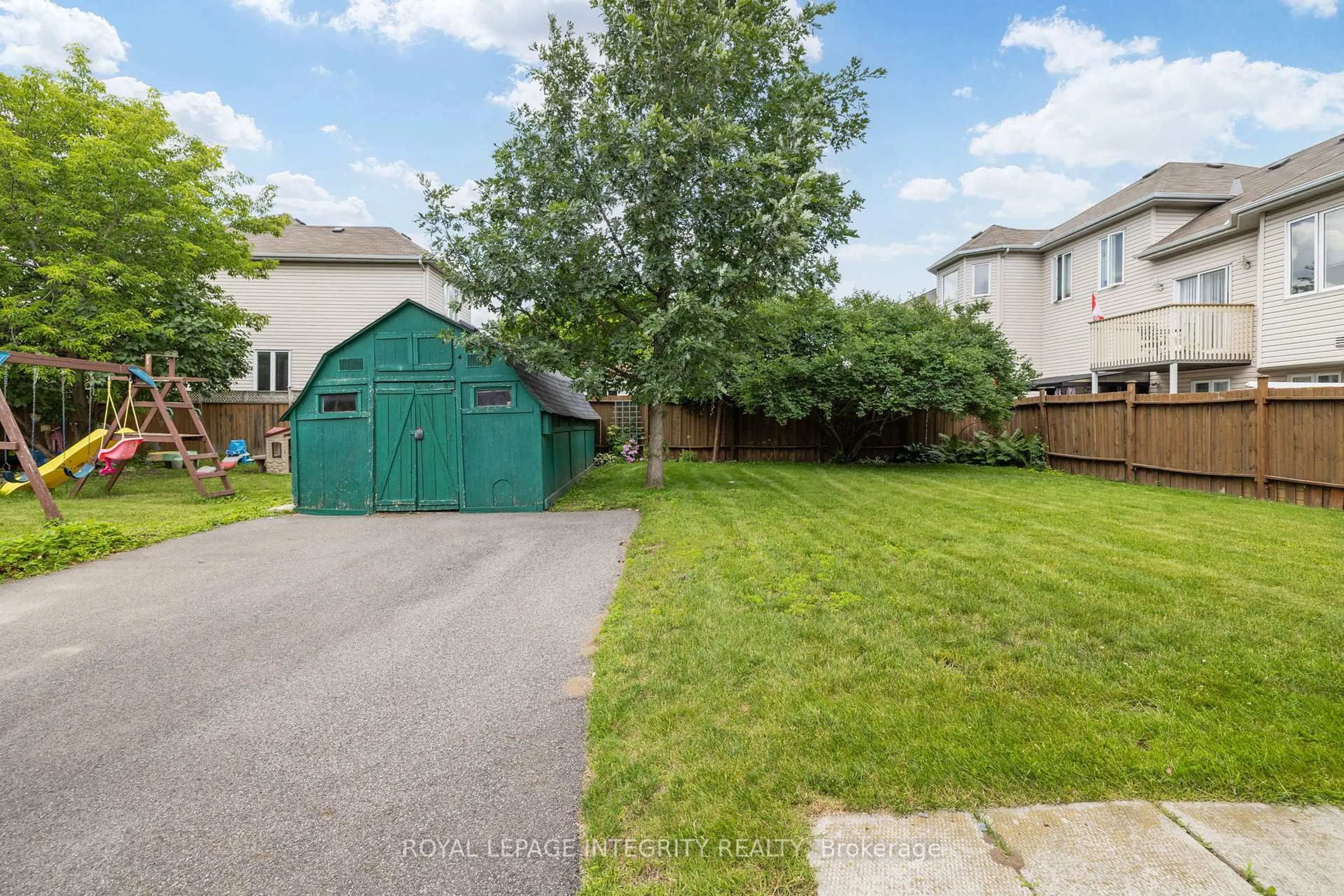 A pic from outside/outdoor area/front of a property/back of a property/a pic from drone, street for 1081 Kenaston St, Ottawa Ontario K1B 3P8