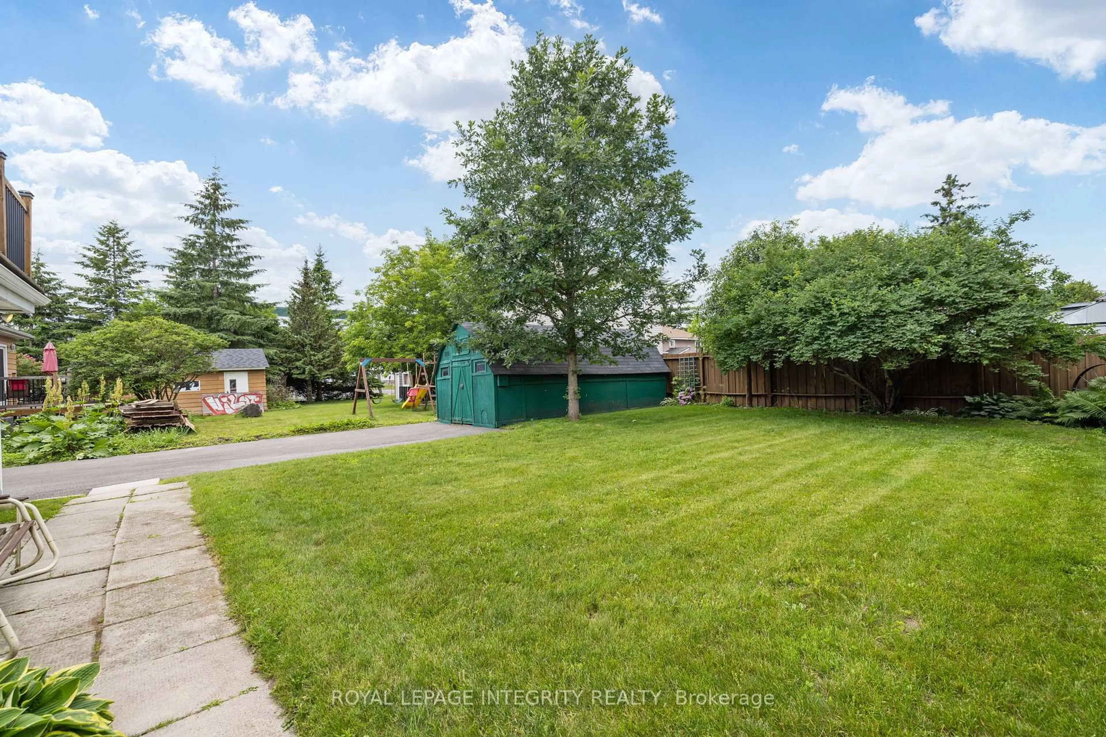A pic from outside/outdoor area/front of a property/back of a property/a pic from drone, street for 1081 Kenaston St, Ottawa Ontario K1B 3P8