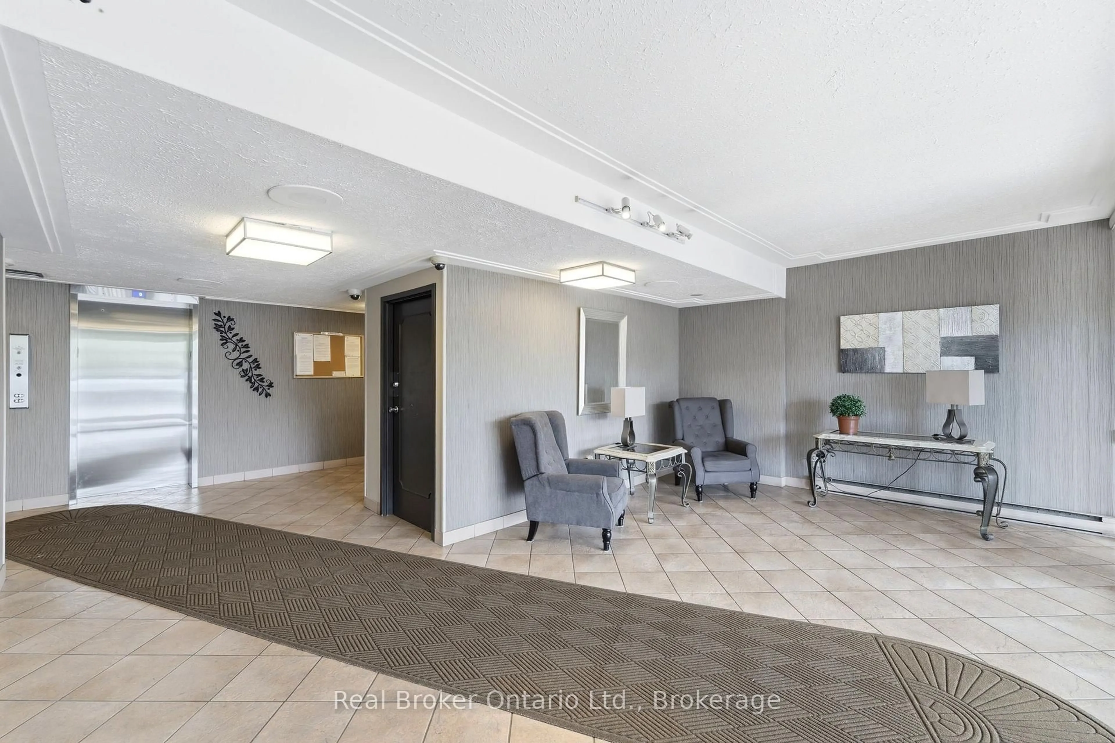 Indoor foyer for 40 Harrisford St #908, Hamilton Ontario L8K 6N1