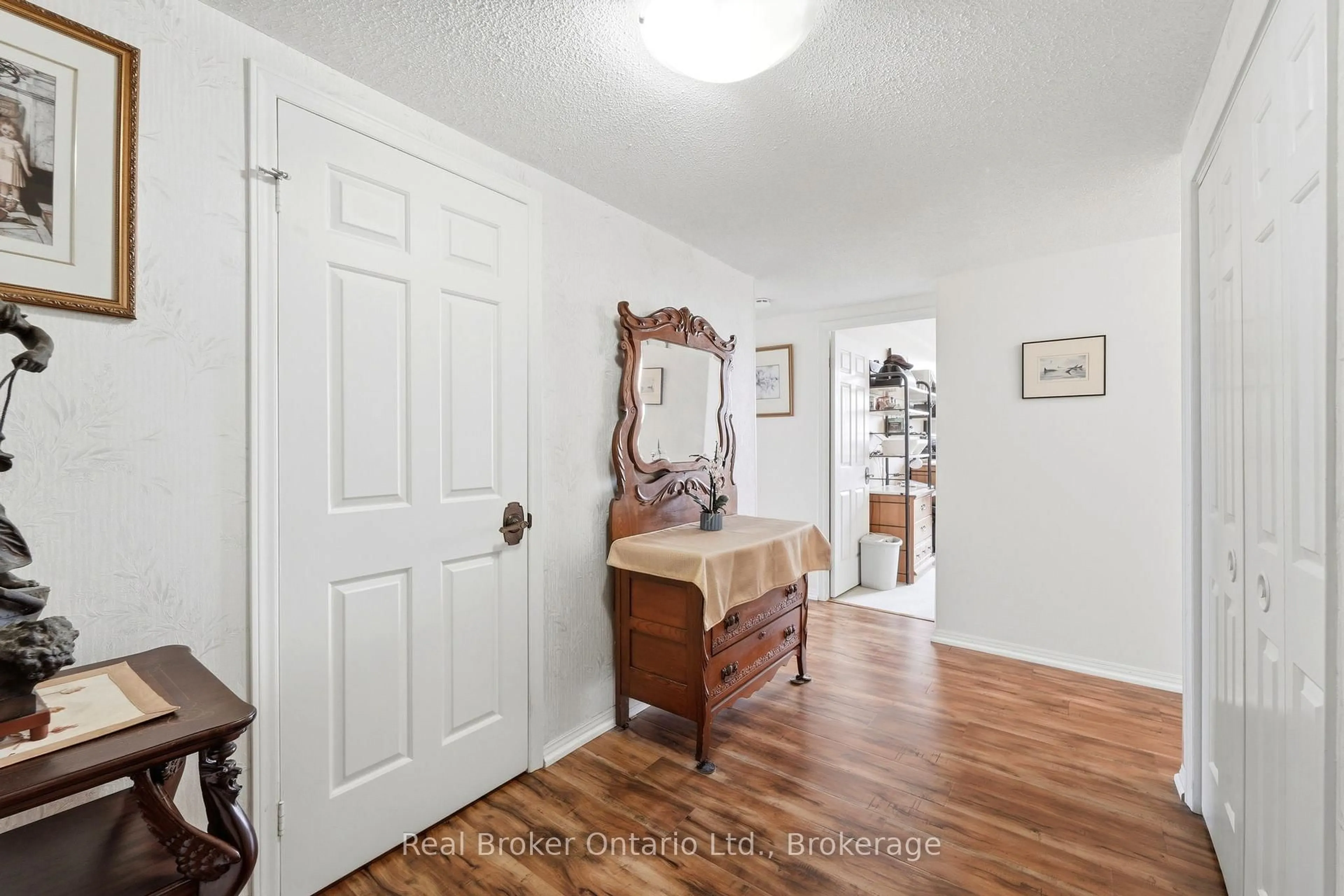 Indoor entryway for 40 Harrisford St #908, Hamilton Ontario L8K 6N1