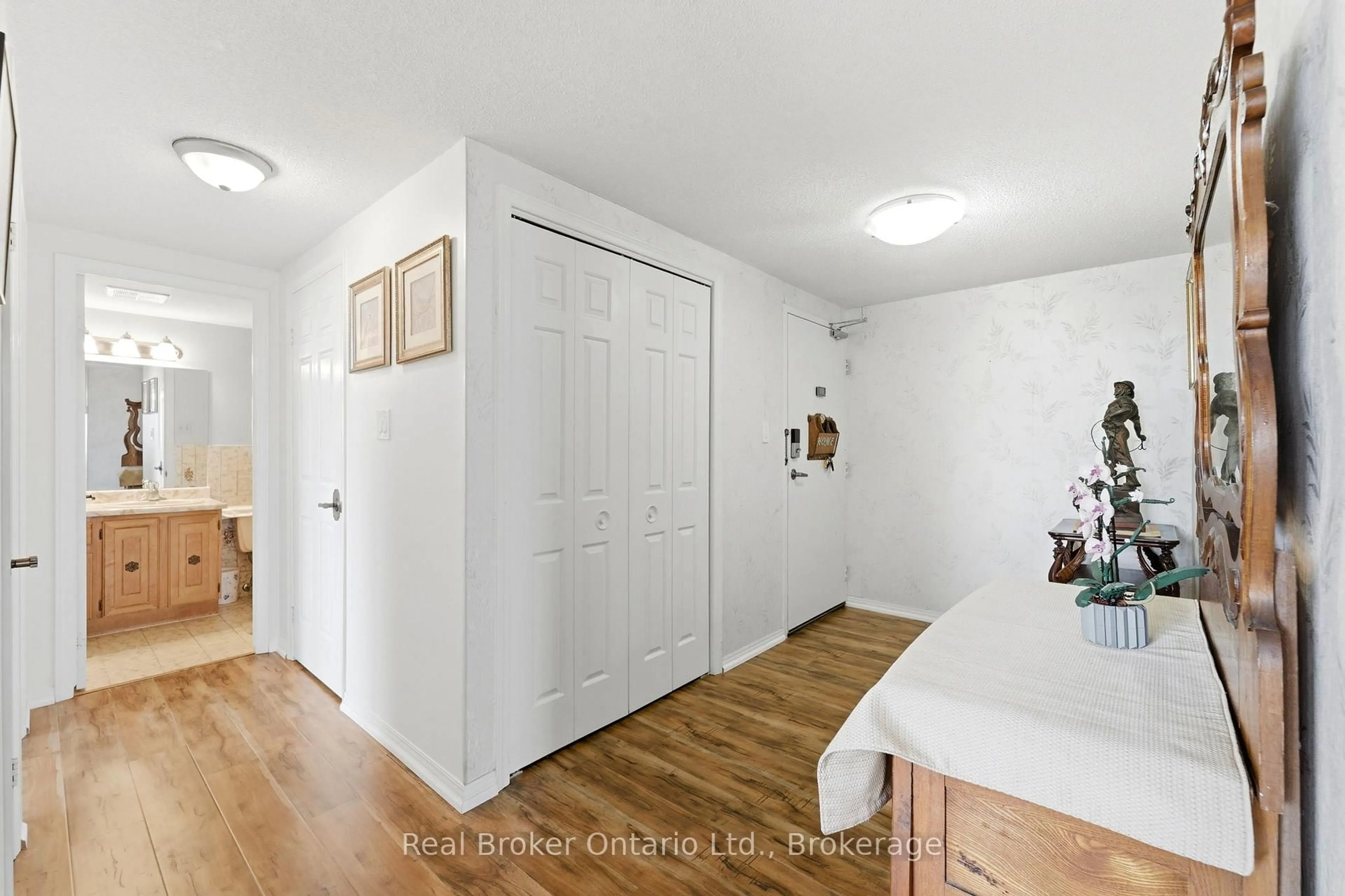 Indoor entryway for 40 Harrisford St #908, Hamilton Ontario L8K 6N1