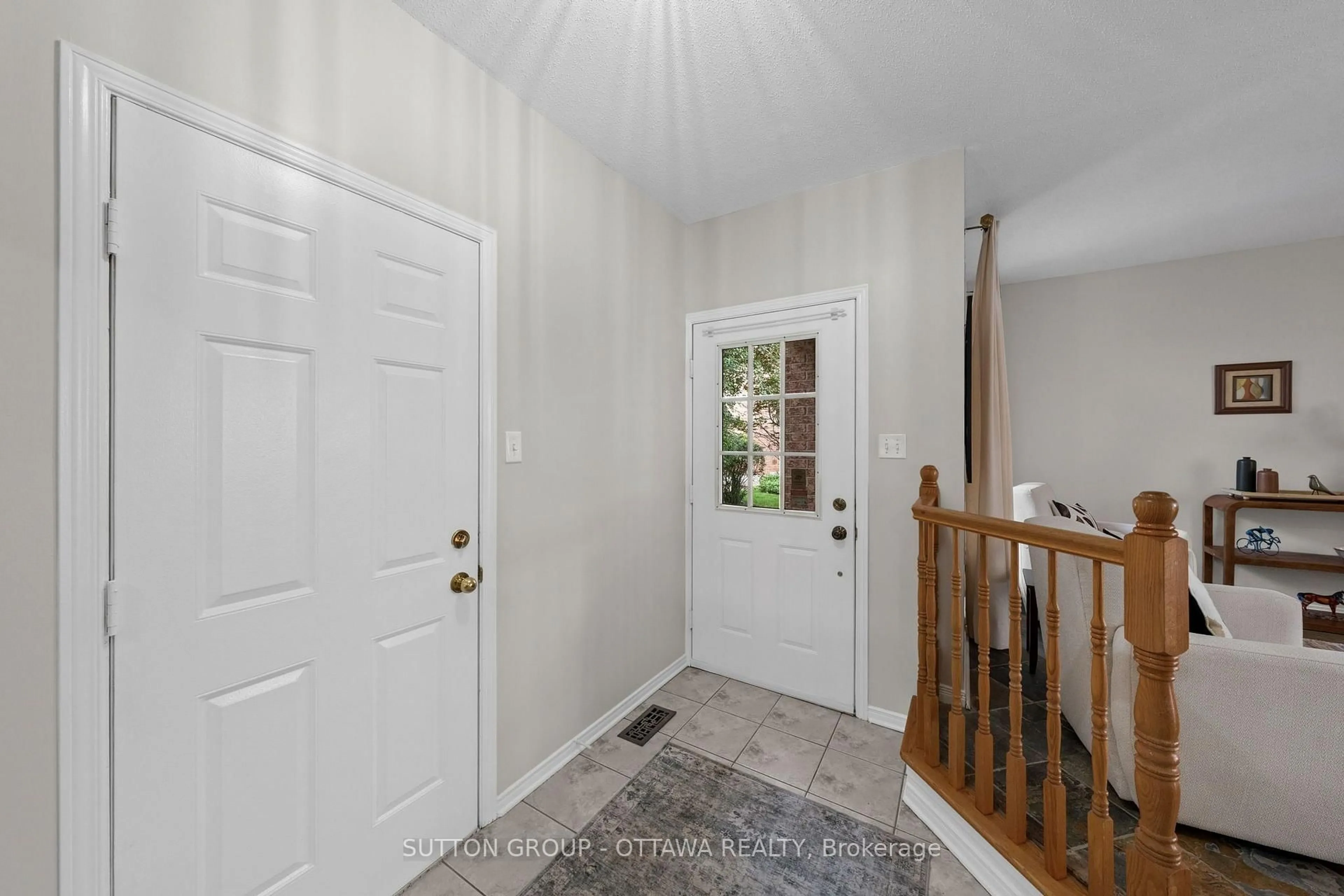 Indoor entryway for 52 Windcrest Crt, Ottawa Ontario K2T 1B5