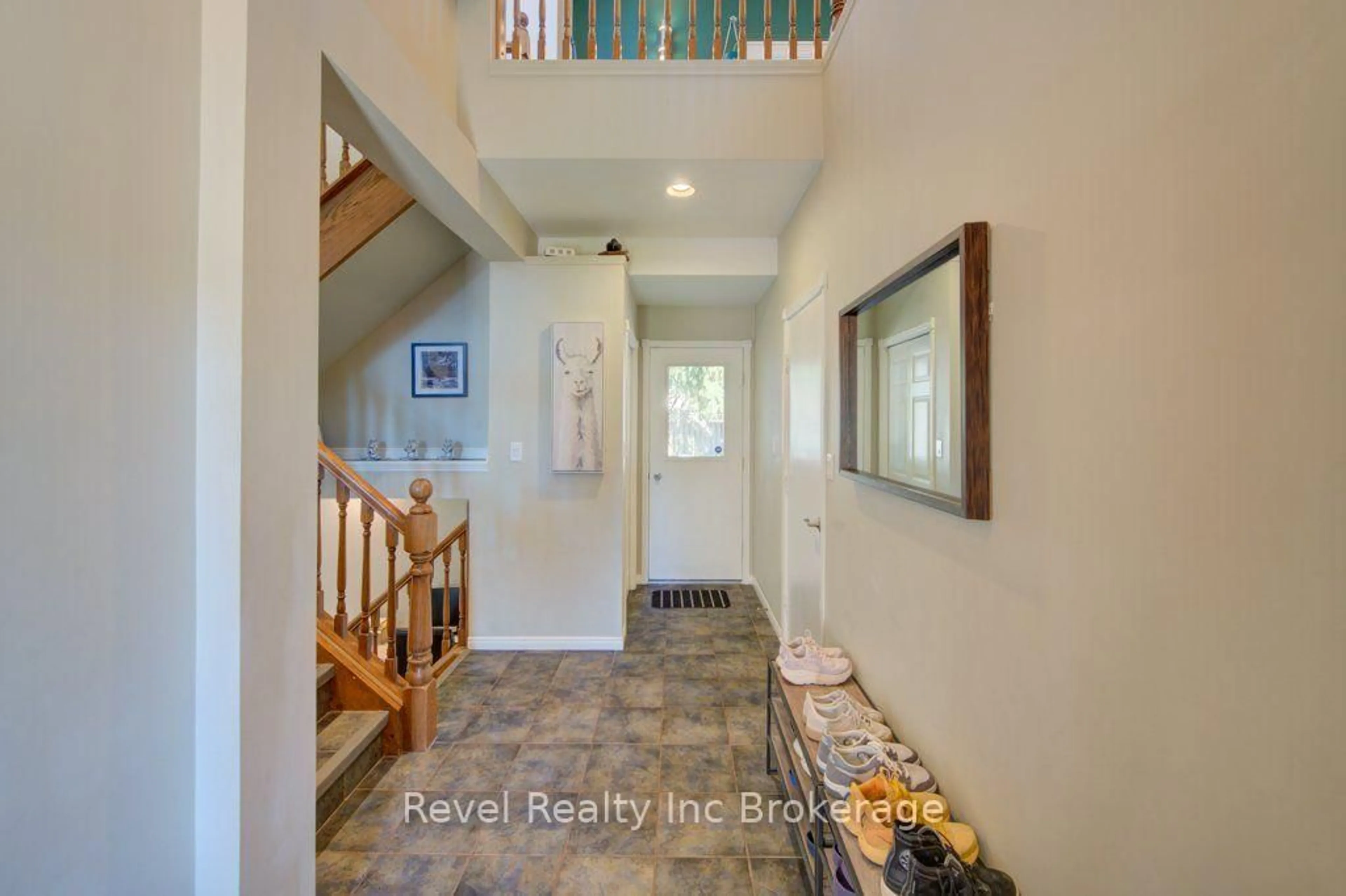 Indoor entryway for 1119 Mohawk St, Woodstock Ontario N4T 1A6