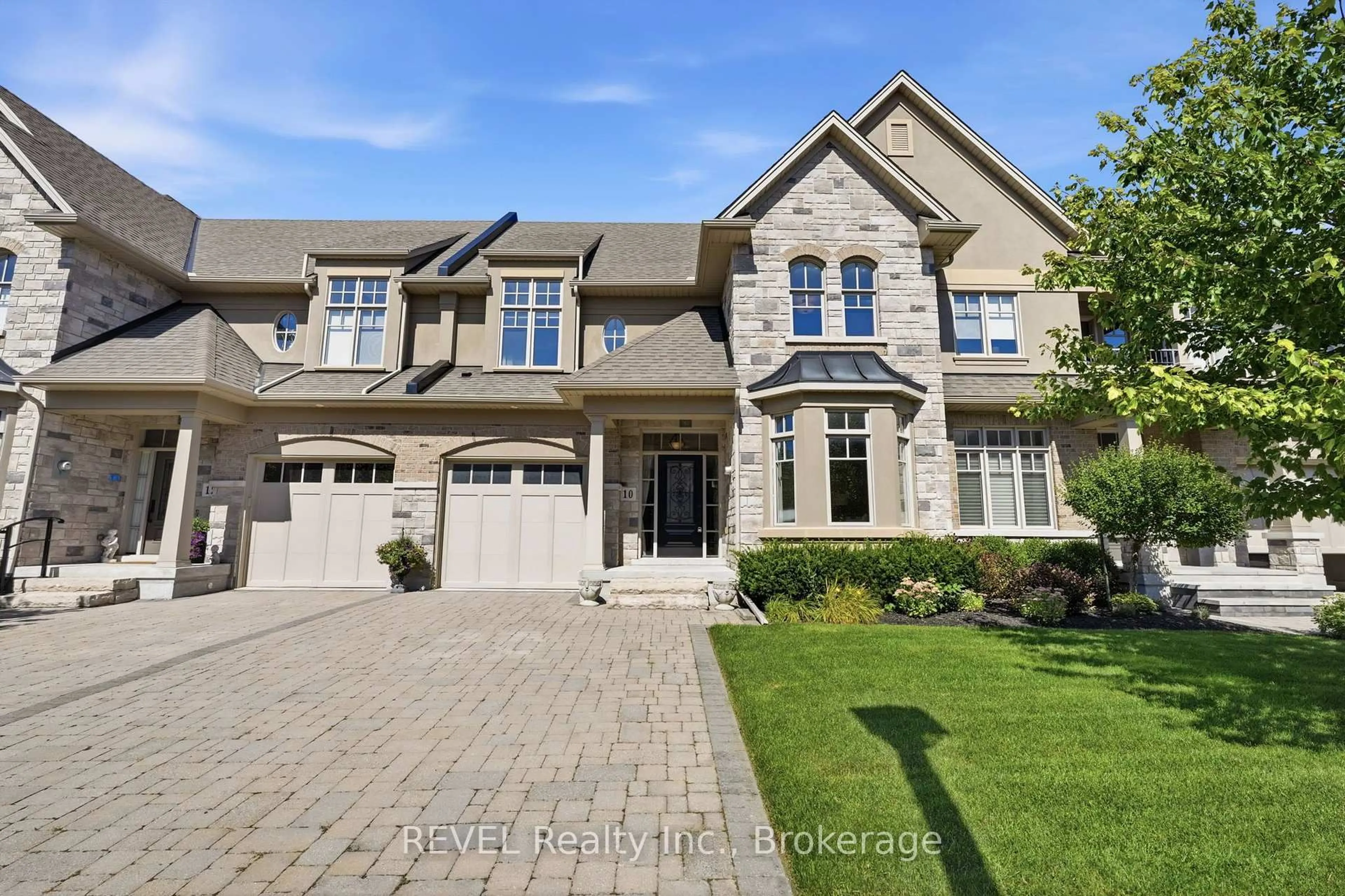 Home with brick exterior material, street for 10 Evergreen Lane, Niagara-on-the-Lake Ontario L0S 1J0