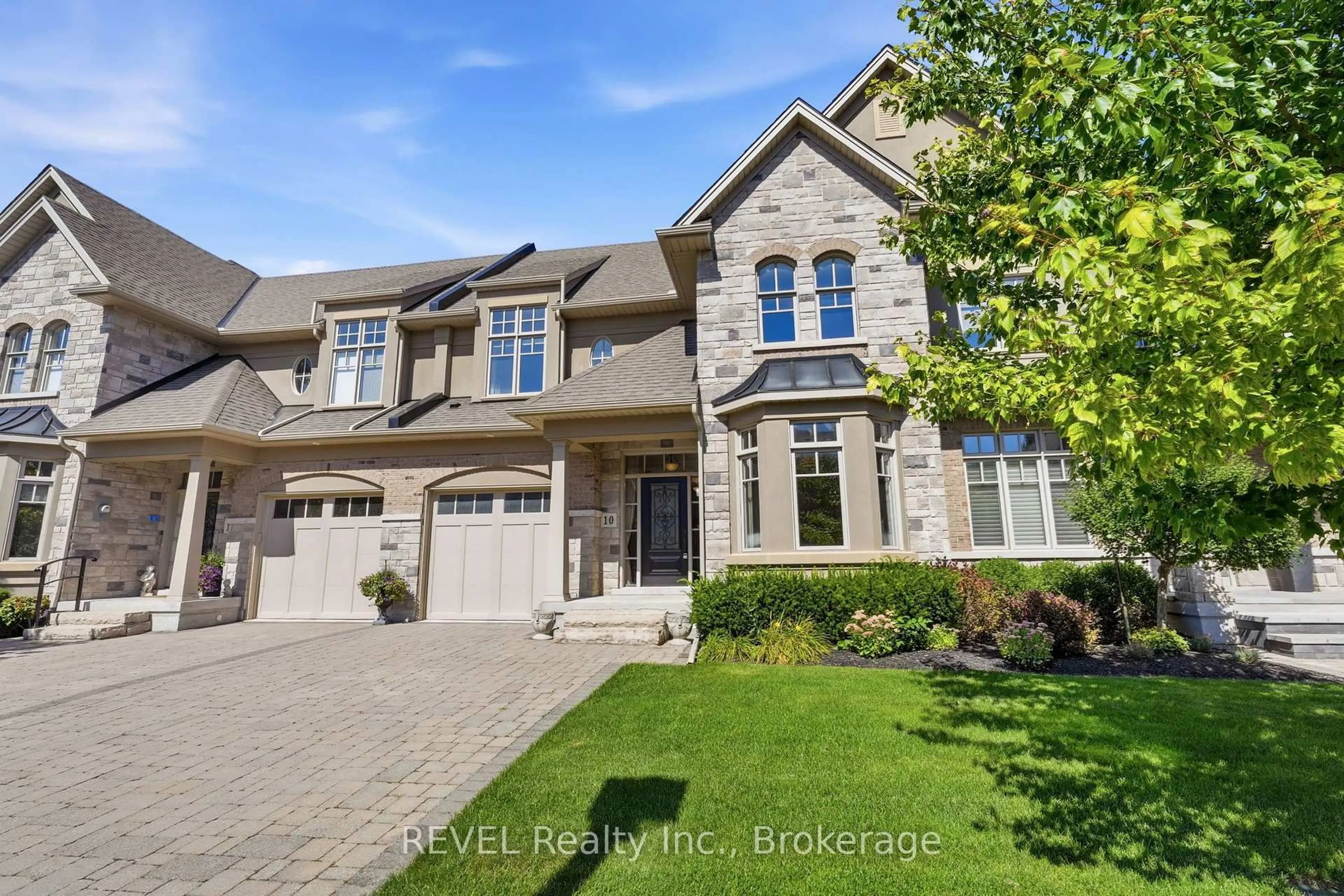 Home with brick exterior material, street for 10 Evergreen Lane, Niagara-on-the-Lake Ontario L0S 1J0