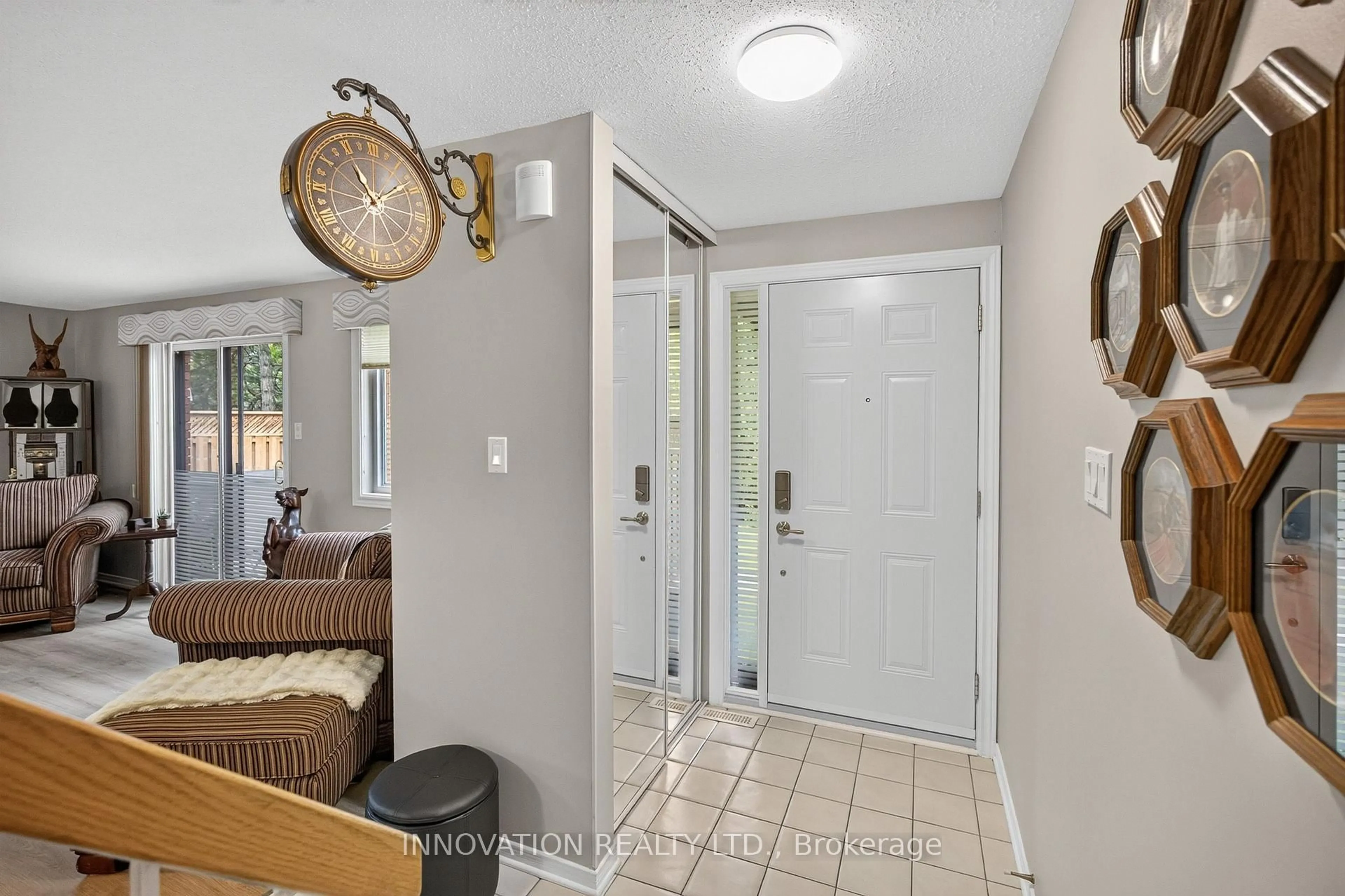 Indoor entryway for 1607 Sommet Pl #45, Ottawa Ontario K1C 4Z8