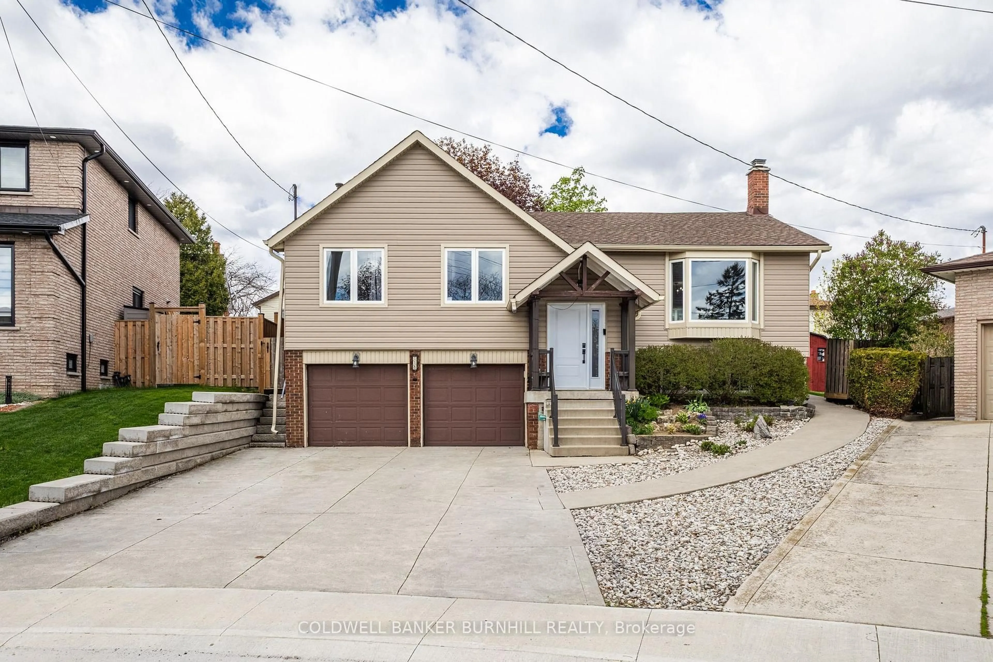 Home with vinyl exterior material, street for 118 Napoli Crt, Hamilton Ontario L9C 6X2