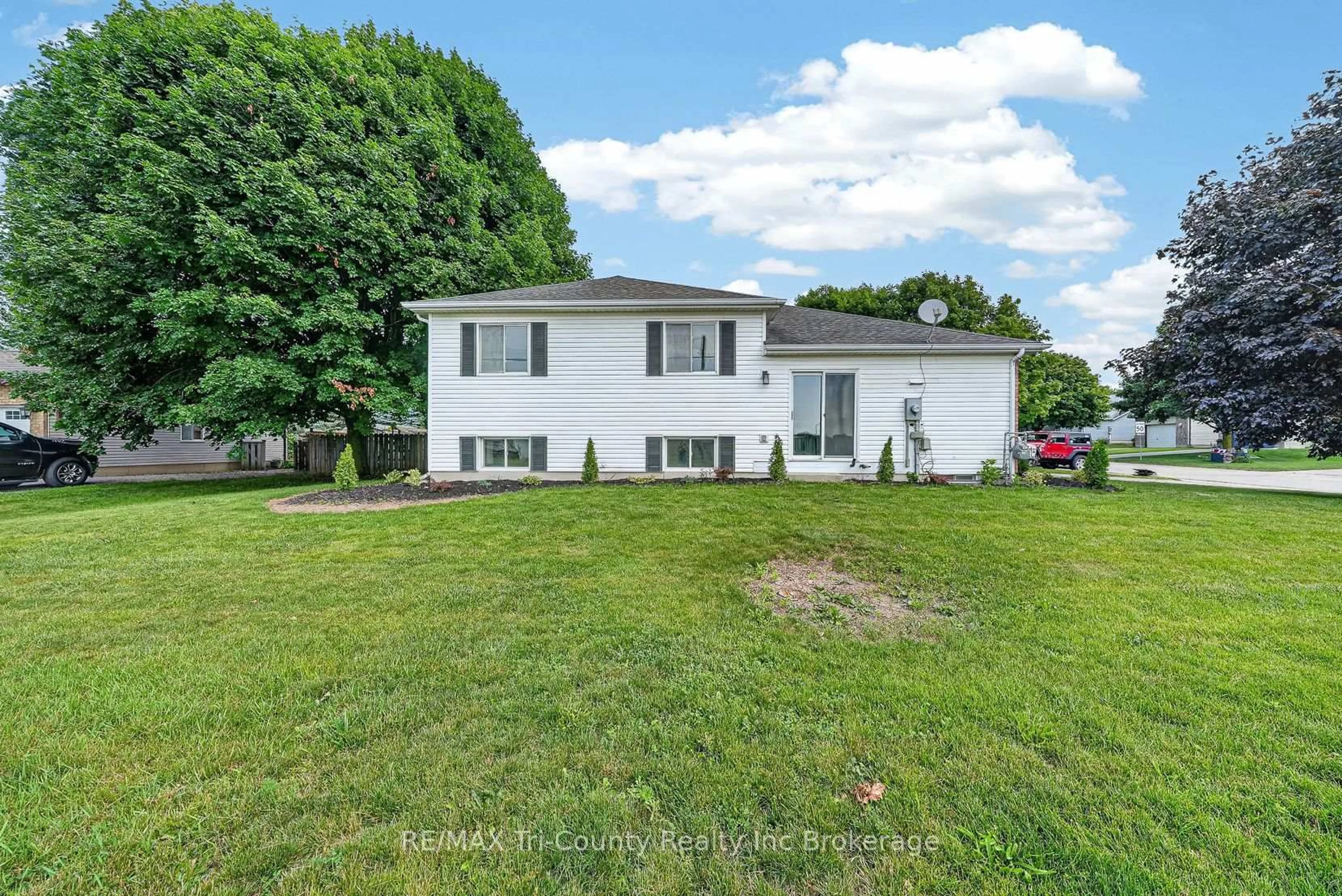 A pic from outside/outdoor area/front of a property/back of a property/a pic from drone, unknown for 67 Beckett Blvd, Tillsonburg Ontario N4G 5N3
