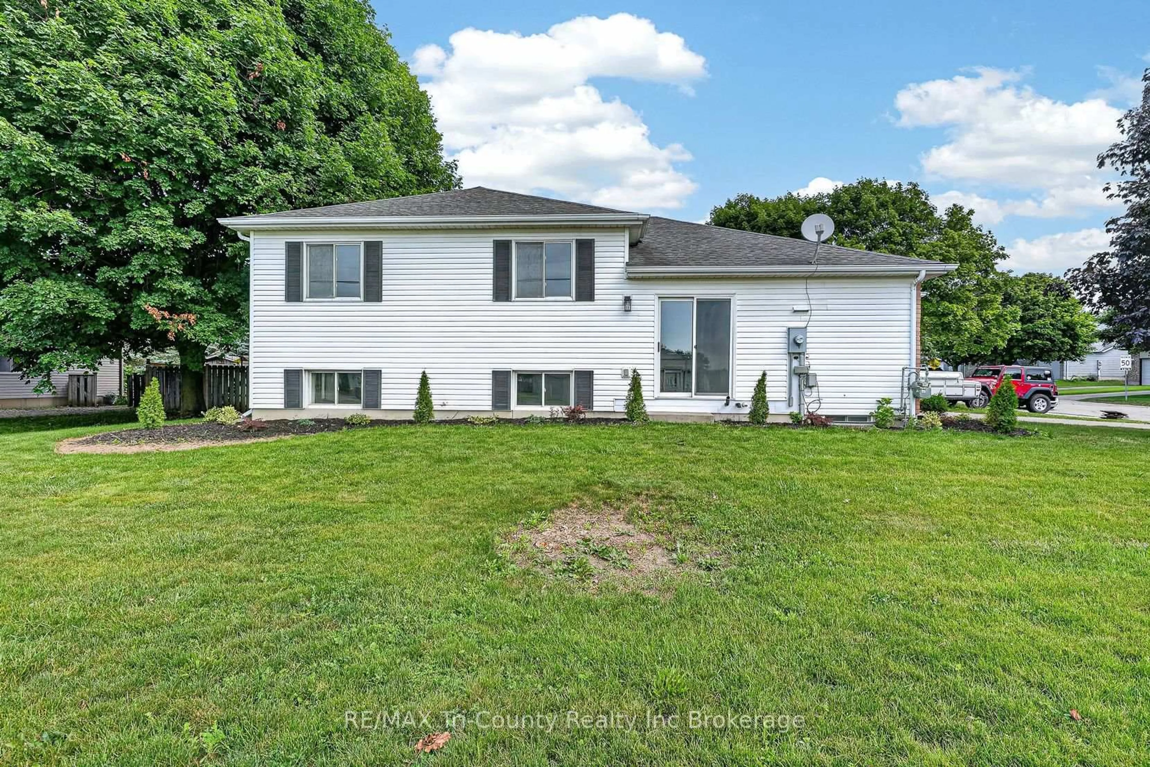 Home with vinyl exterior material, street for 67 Beckett Blvd, Tillsonburg Ontario N4G 5N3