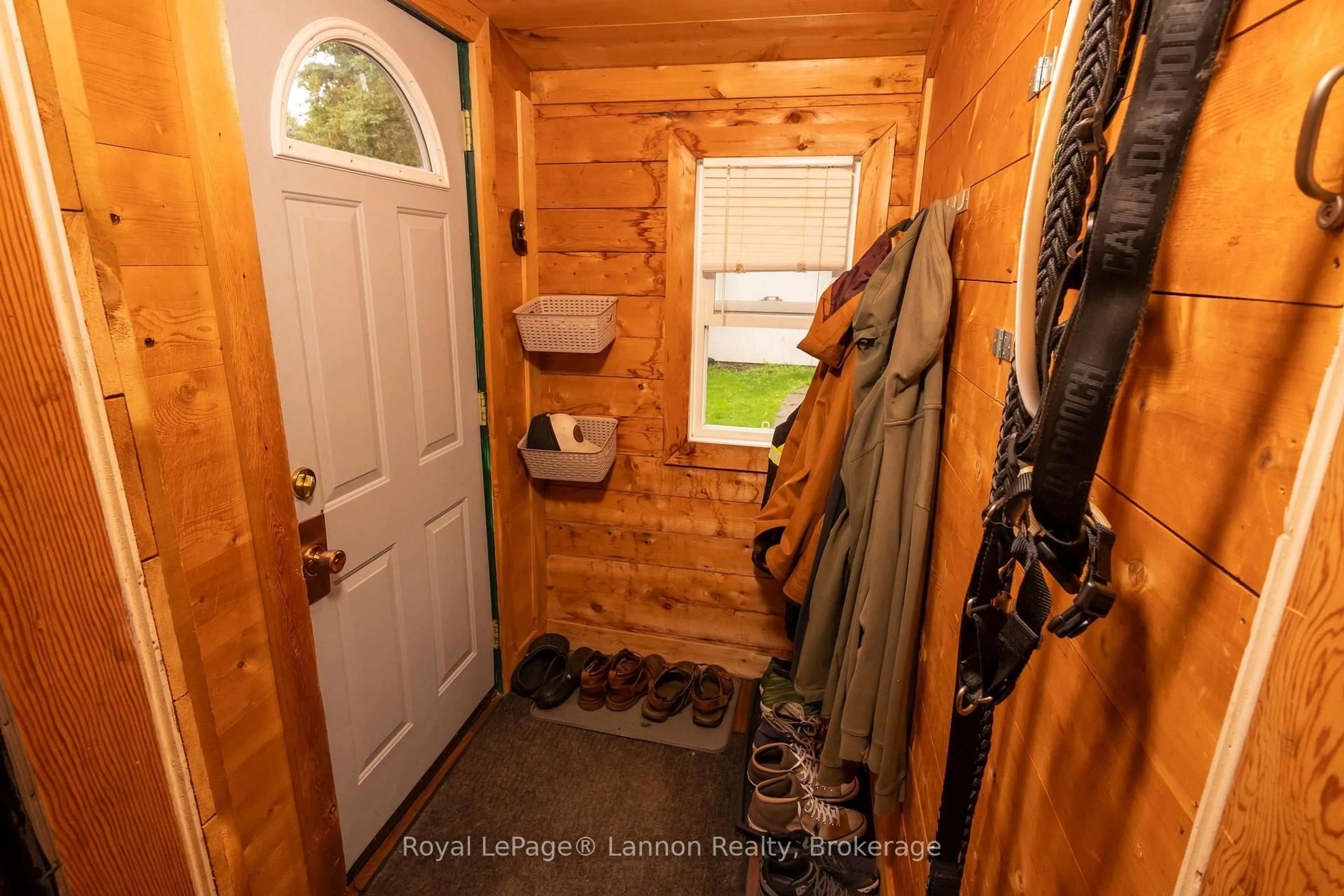Indoor entryway for 1009 Alexandra St, Thunder Bay Ontario P7C 3G6