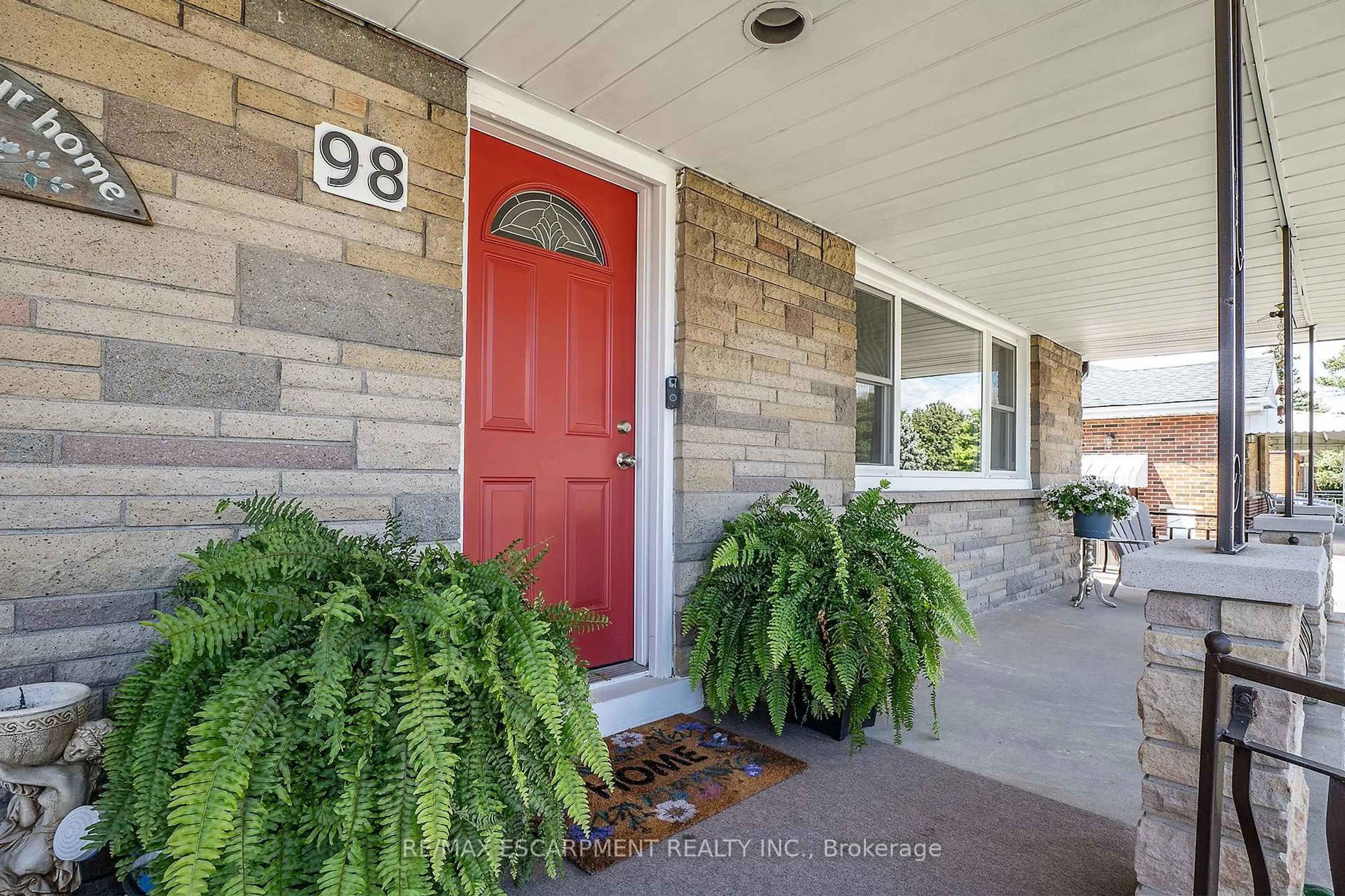 Indoor entryway for 98 Duncombe Dr, Hamilton Ontario L9A 2G3
