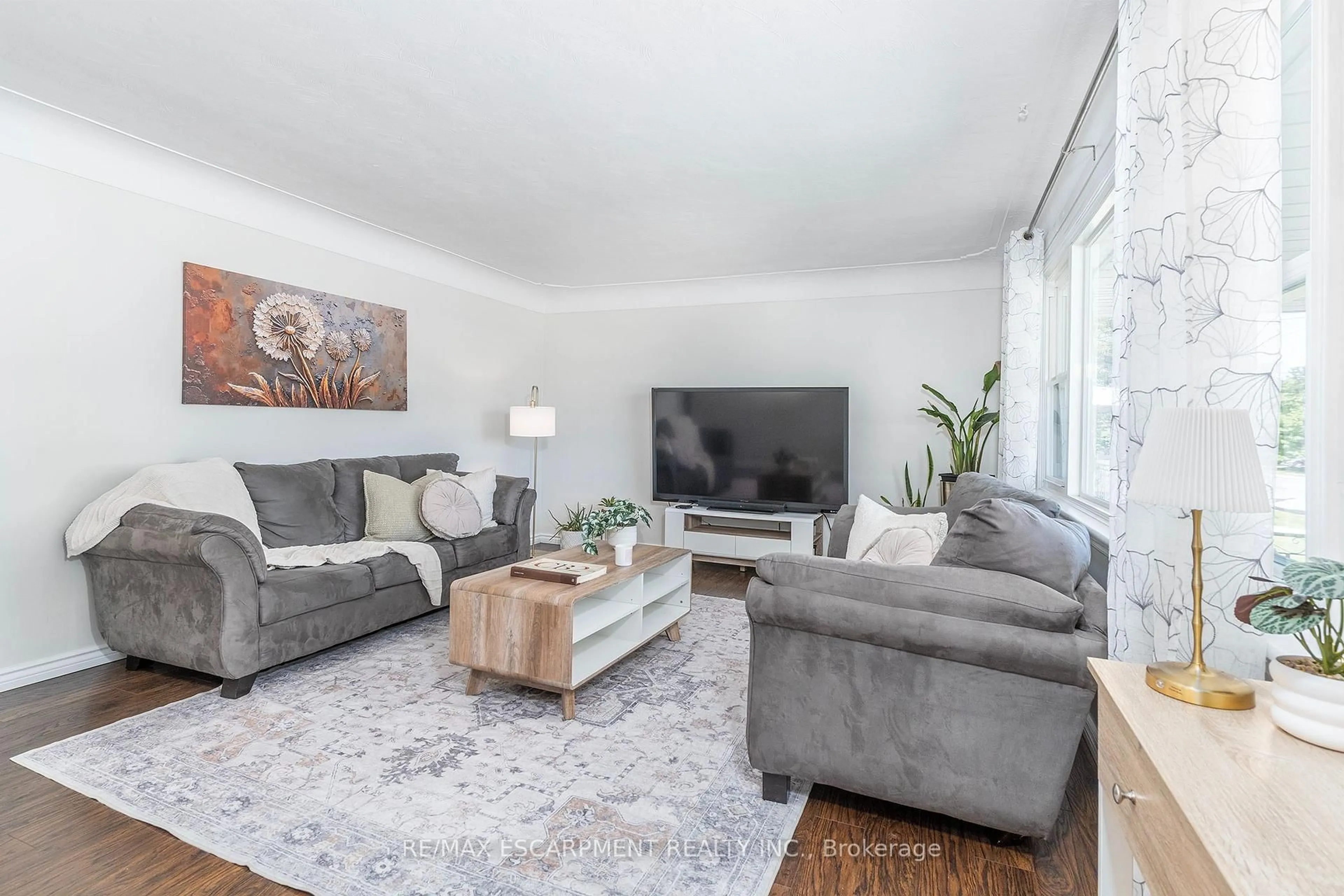Living room with furniture, unknown for 98 Duncombe Dr, Hamilton Ontario L9A 2G3