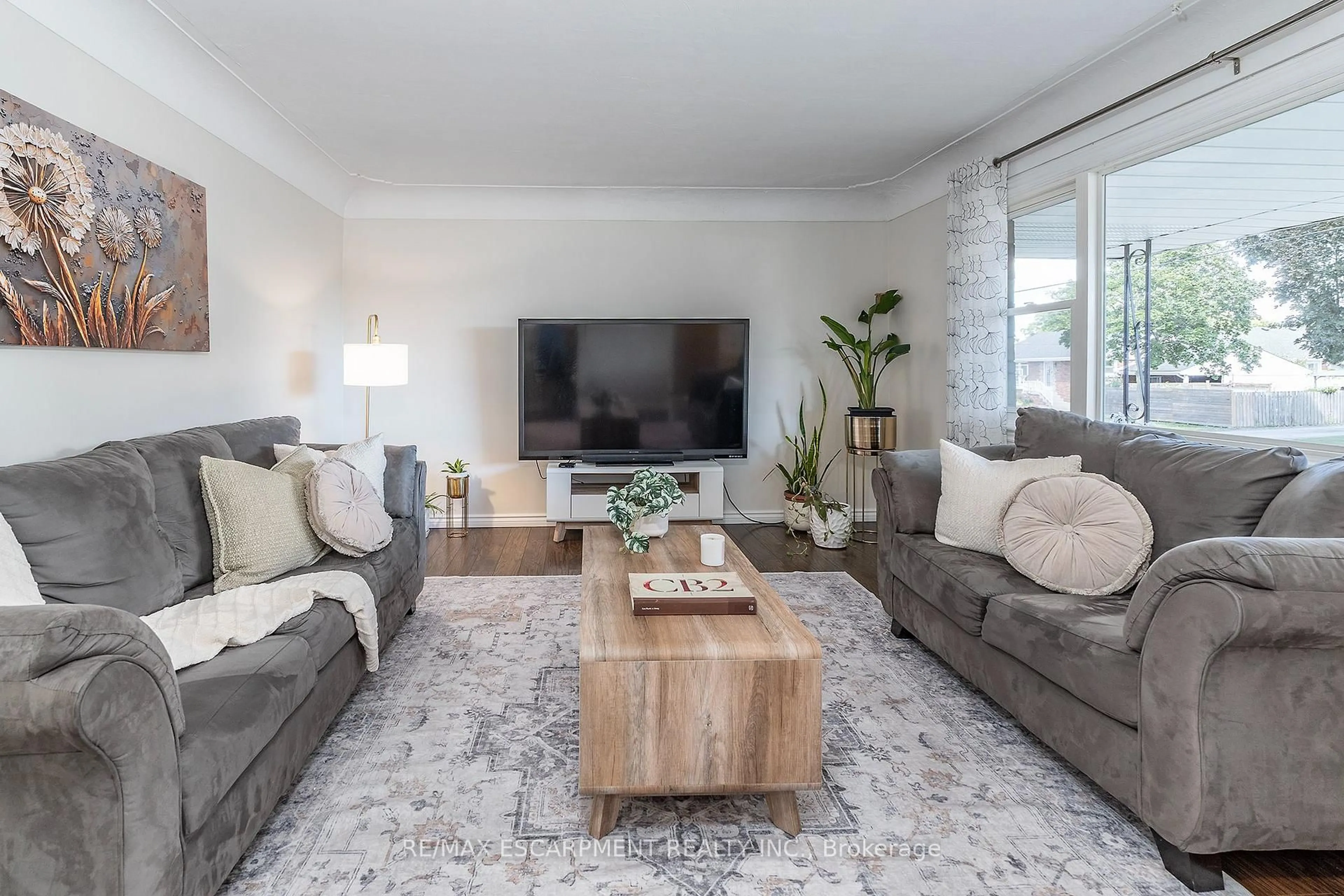 Living room with furniture, unknown for 98 Duncombe Dr, Hamilton Ontario L9A 2G3